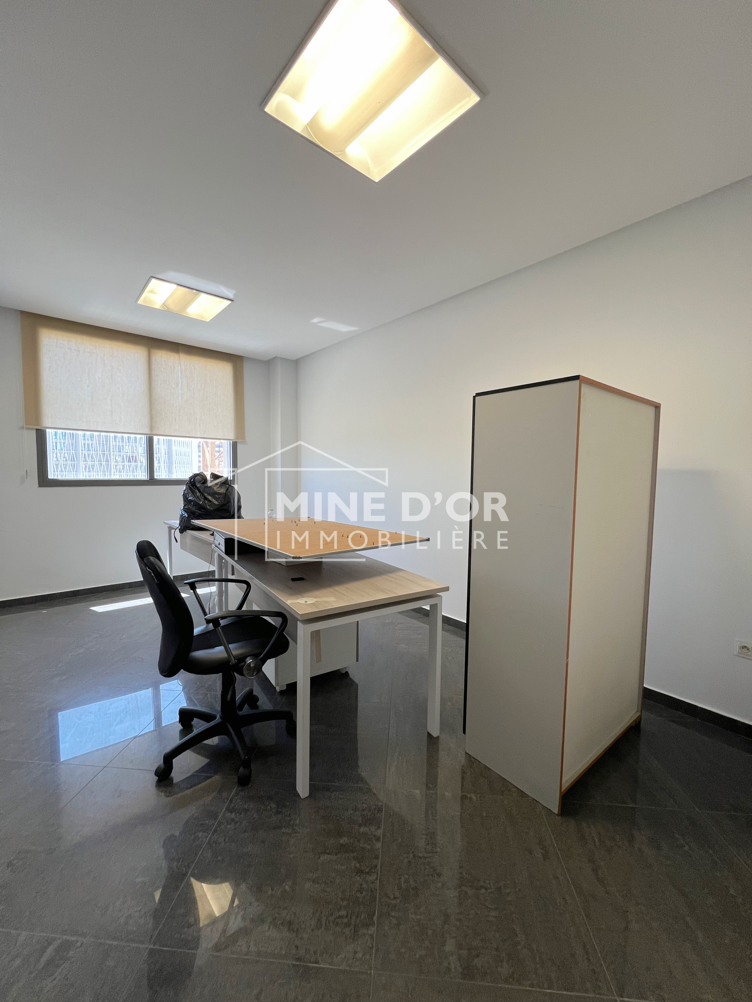 Cite El Khadra&nbsp;Zone urbaine nord&nbsp;Bureaux & Commerces&nbsp;Bureau&nbsp;Al bureau spacieux 204m a la zone urbaine