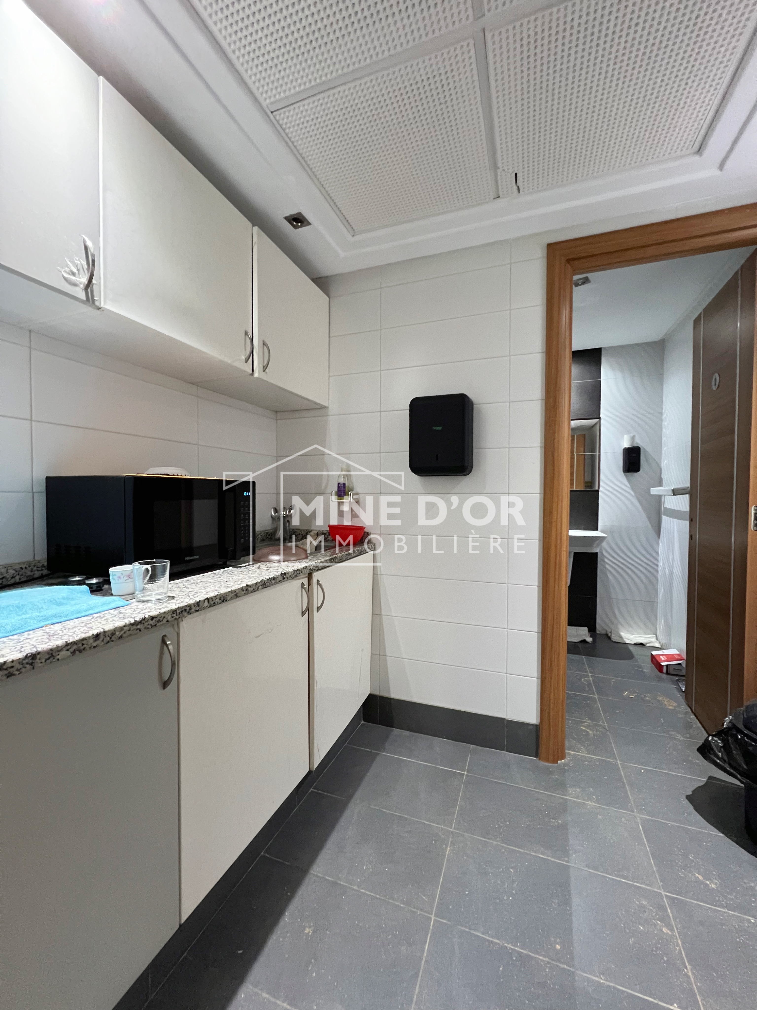 Cite El Khadra&nbsp;Zone urbaine nord&nbsp;Bureaux & Commerces&nbsp;Bureau&nbsp;Bureau en 3 espaces au centre urbain nord