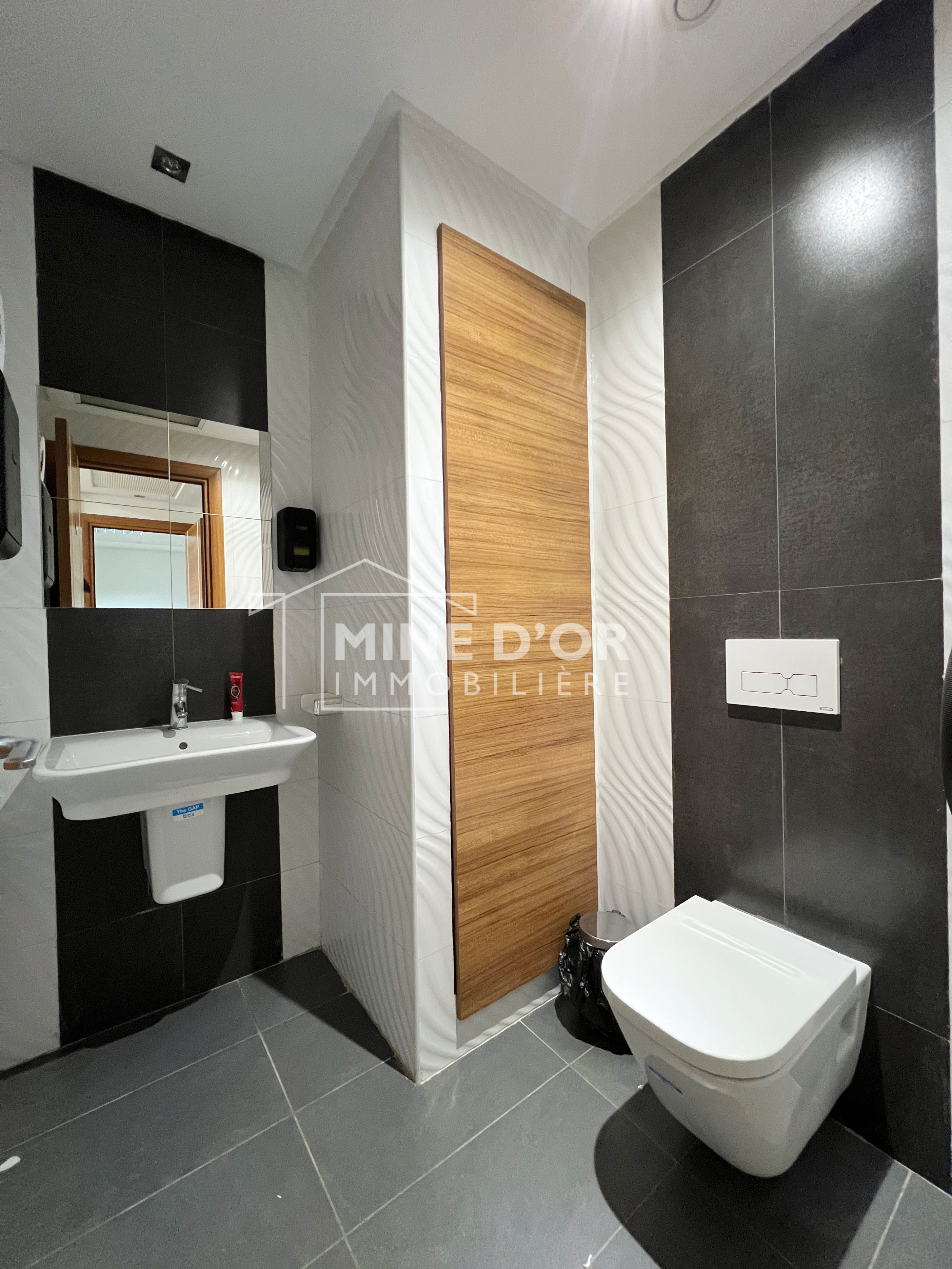 Cite El Khadra&nbsp;Zone urbaine nord&nbsp;Bureaux & Commerces&nbsp;Bureau&nbsp;Bureau en 3 espaces au centre urbain nord