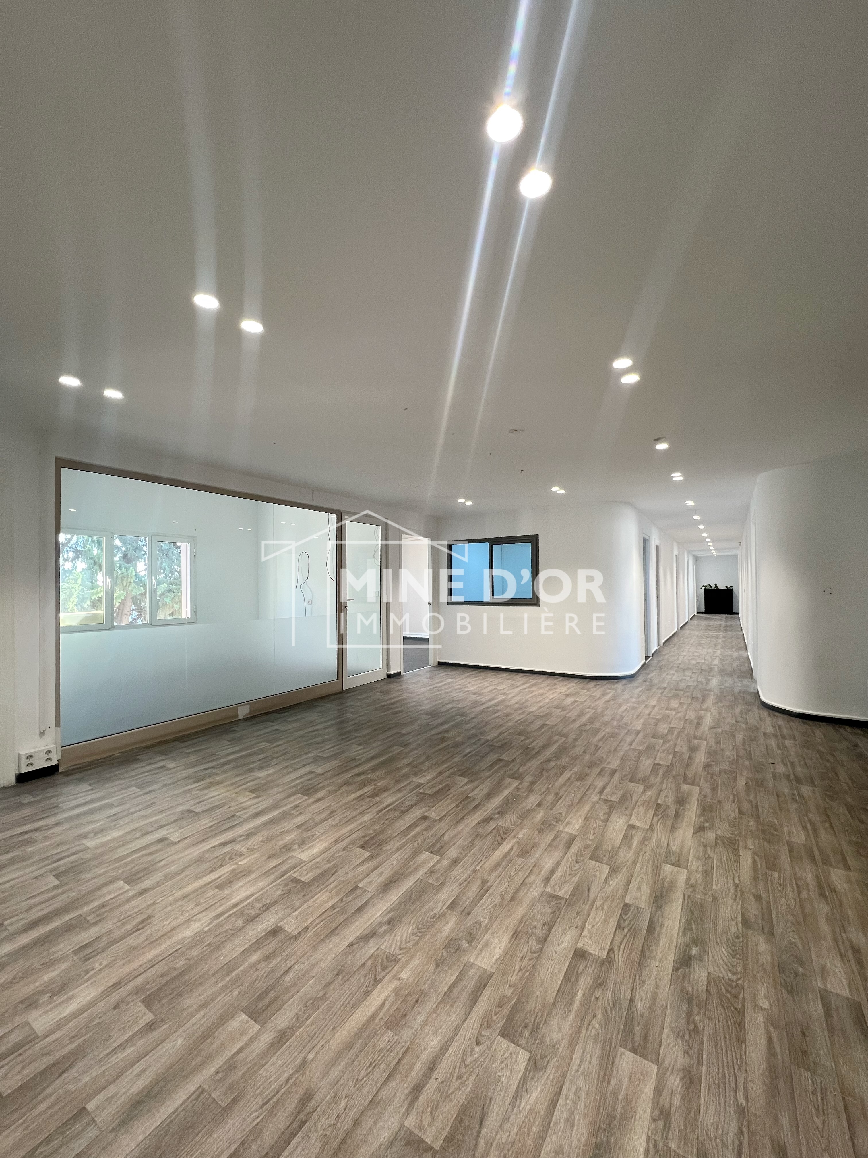 La Soukra&nbsp;Charguia 1&nbsp;Bureaux & Commerces&nbsp;Bureau&nbsp;Un grand plateau 550m a coeur charguia 1