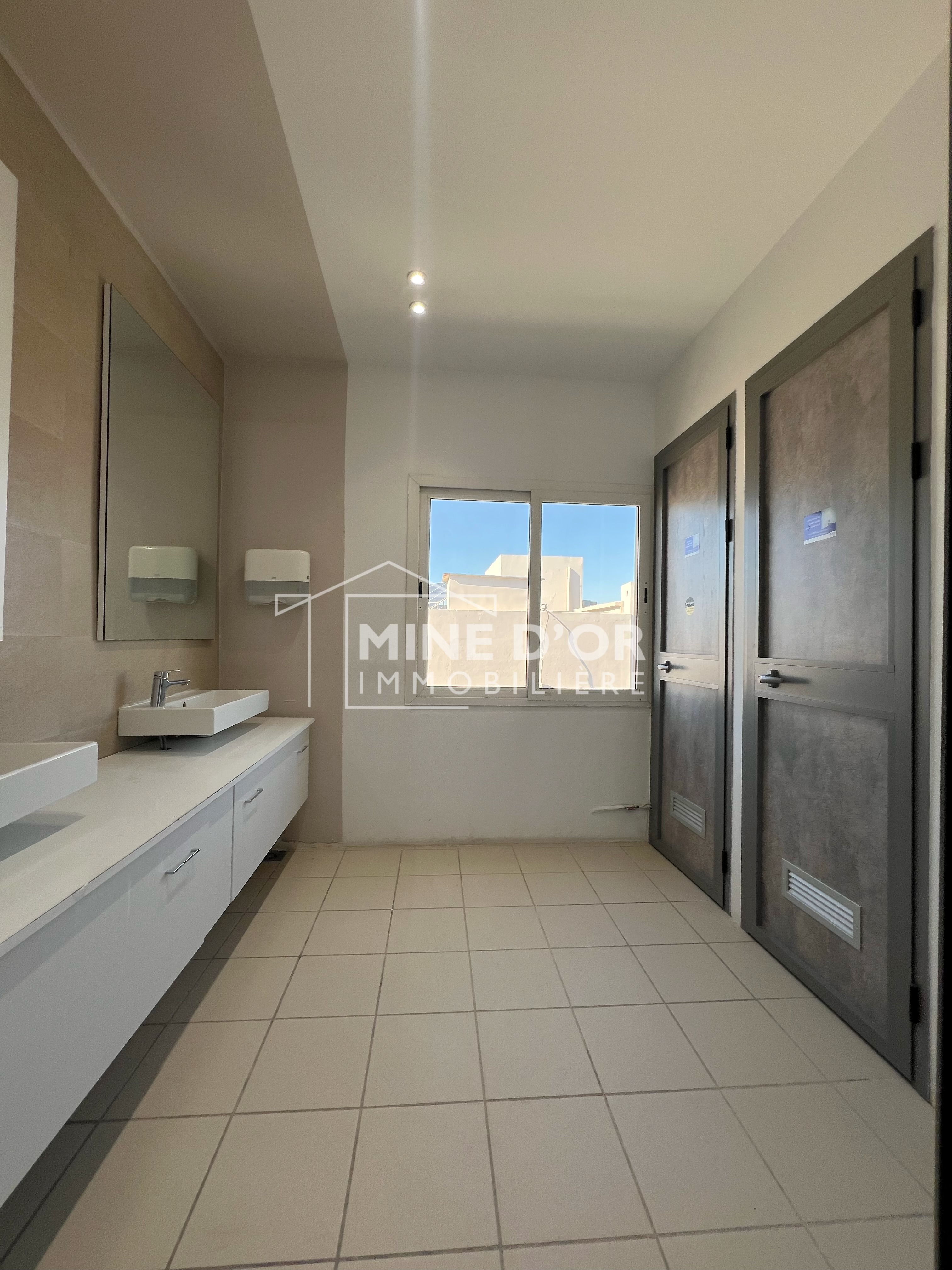 La Soukra&nbsp;Charguia 1&nbsp;Bureaux & Commerces&nbsp;Bureau&nbsp;Un grand plateau 550m a coeur charguia 1