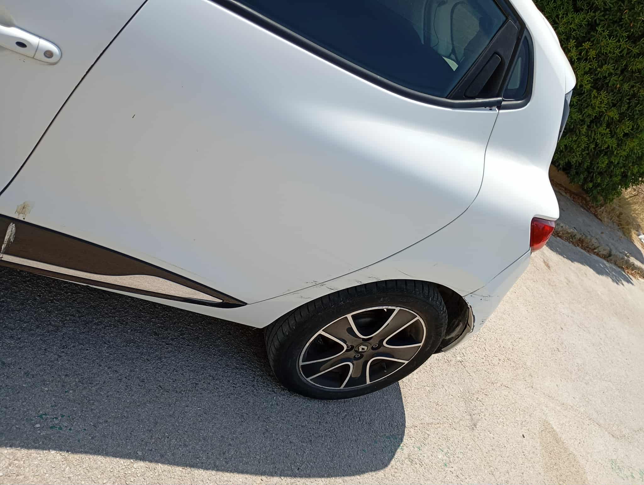 Ariana Ville&nbsp;El Menzah 6&nbsp;Renault&nbsp;Clio&nbsp;Clio 4 de couleur blanche en tr�s bon etat