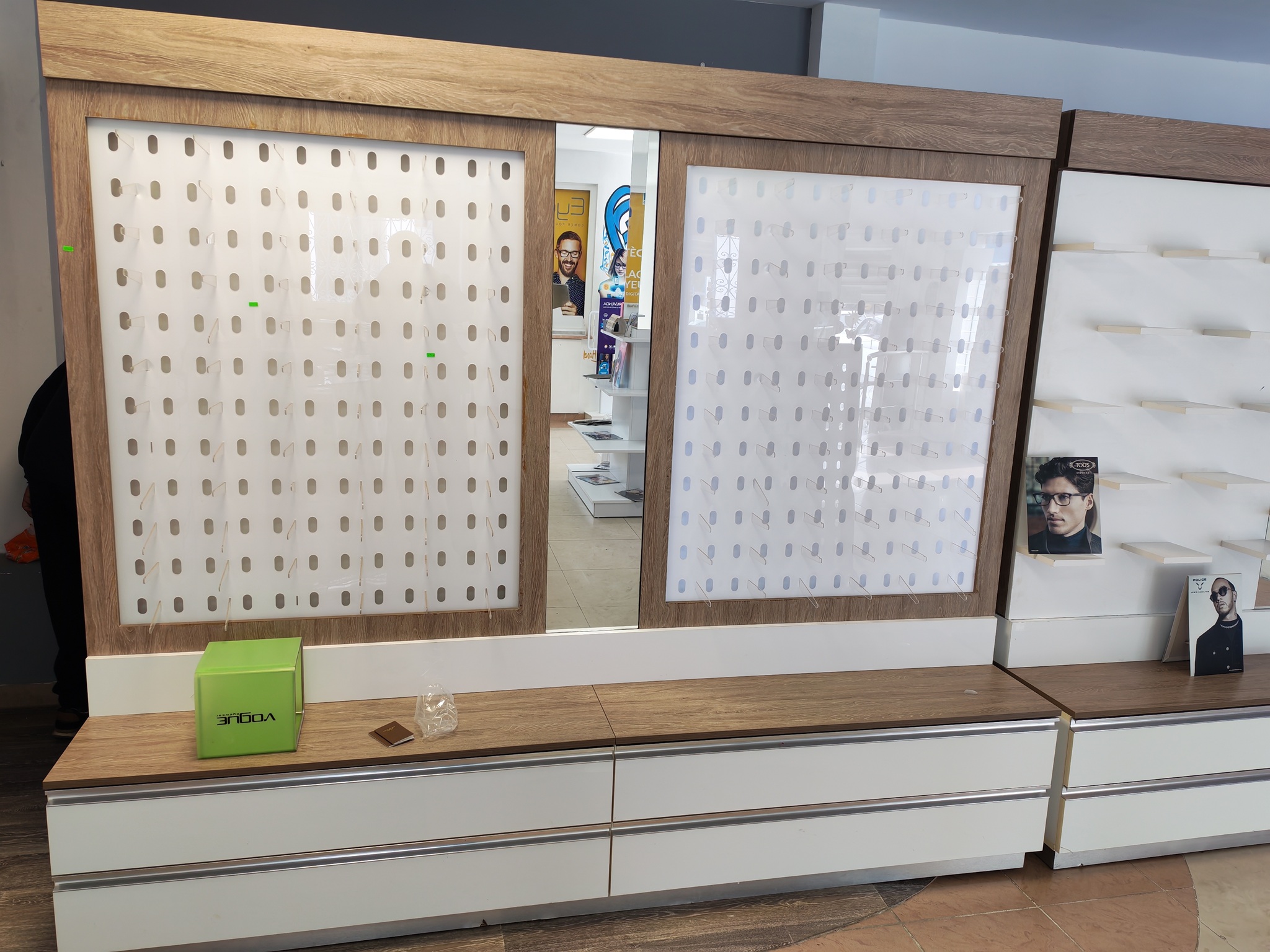 La Marsa&nbsp;Marsa Safsaf&nbsp;Meubles de bureau&nbsp;Materiels Accessoires de bureau&nbsp;Bon affaire mobilier pour opticien