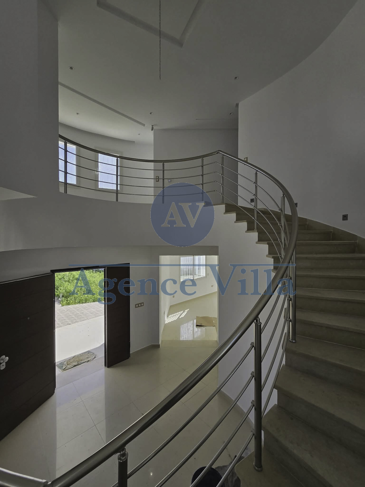 La Soukra&nbsp;La Soukra&nbsp;Location&nbsp;Appart. 5 pi�ces+&nbsp;Une villa s5 avec piscine � la soukra