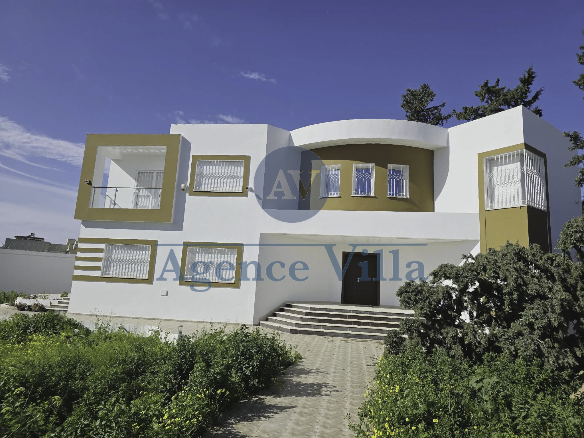 La Soukra&nbsp;La Soukra&nbsp;Location&nbsp;Appart. 5 pi�ces+&nbsp;Une villa s5 avec piscine � la soukra