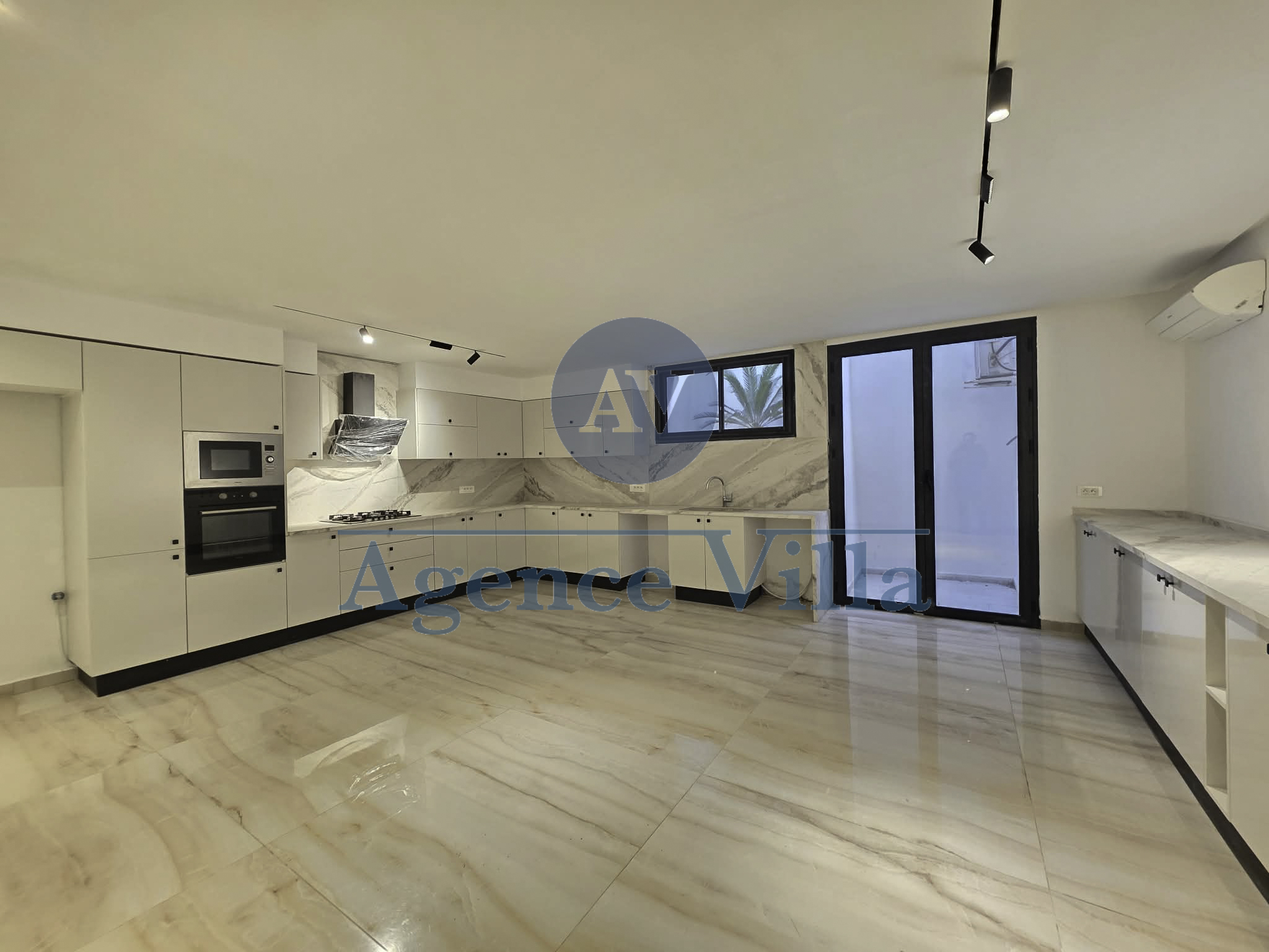 La Marsa&nbsp;Marsa Safsaf&nbsp;Location&nbsp;Appart. 4 pi�ces&nbsp;Triplex s3 avec piscine et vue mer la marsa