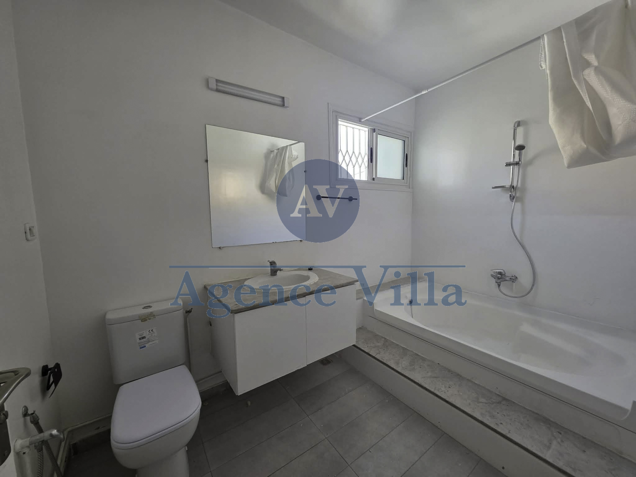 La Marsa&nbsp;Marsa Ennassim&nbsp;Location&nbsp;Appart. 5 pi�ces+&nbsp;Villa s5 � la marsa