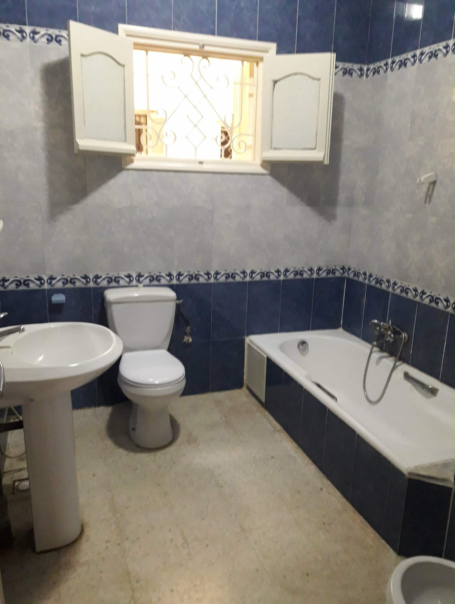 Sfax Ville&nbsp;Sfax&nbsp;Location&nbsp;Appart. 5 pi�ces+&nbsp;Etage villa au rdc