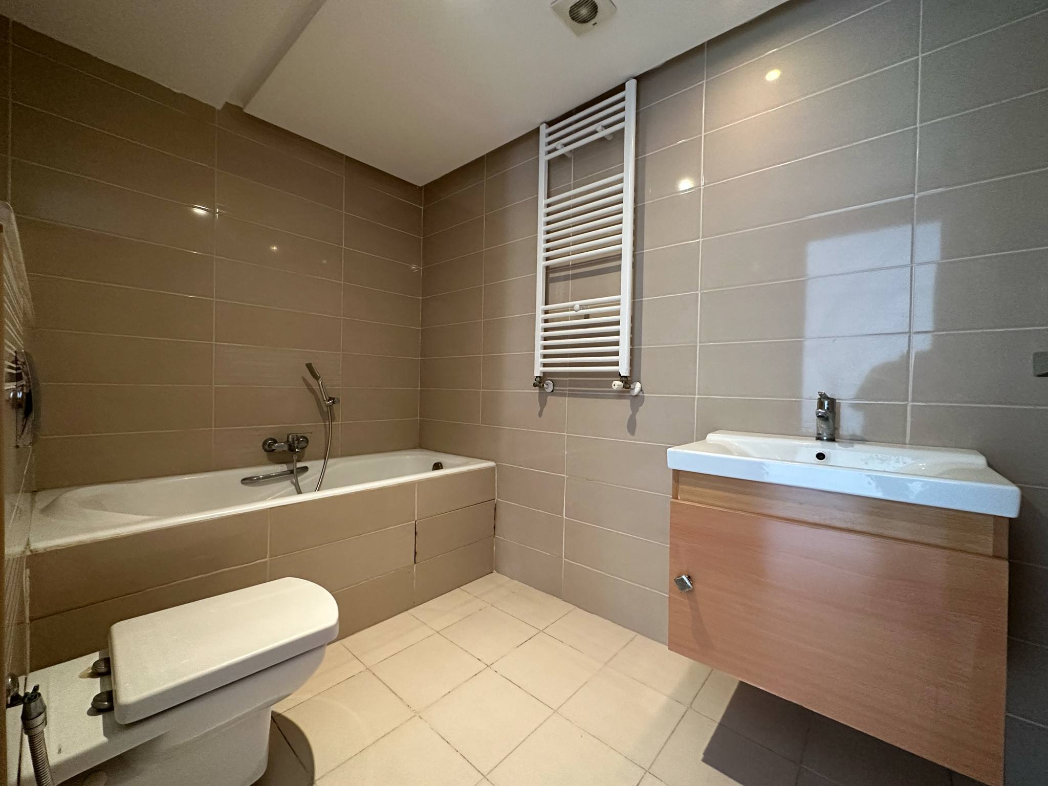 Raoued&nbsp;Cite Ennkhilet&nbsp;Location&nbsp;Appart. 4 pi�ces&nbsp;Appt salon et deux chambres