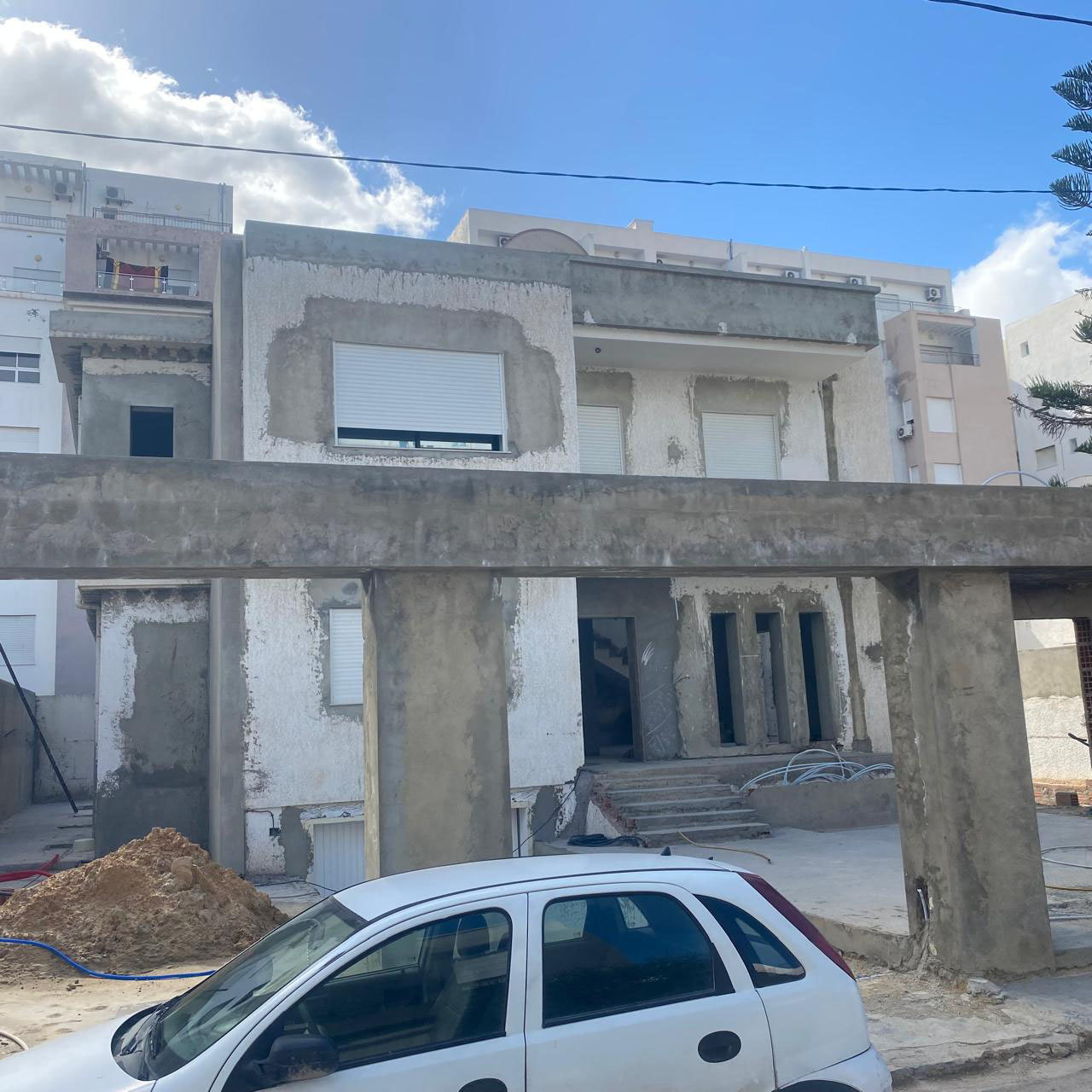 Ariana Ville&nbsp;Riadh Landlous&nbsp;Vente&nbsp;Maisons&nbsp;Magnifique villa moderne inachev�e � 80 pourcent