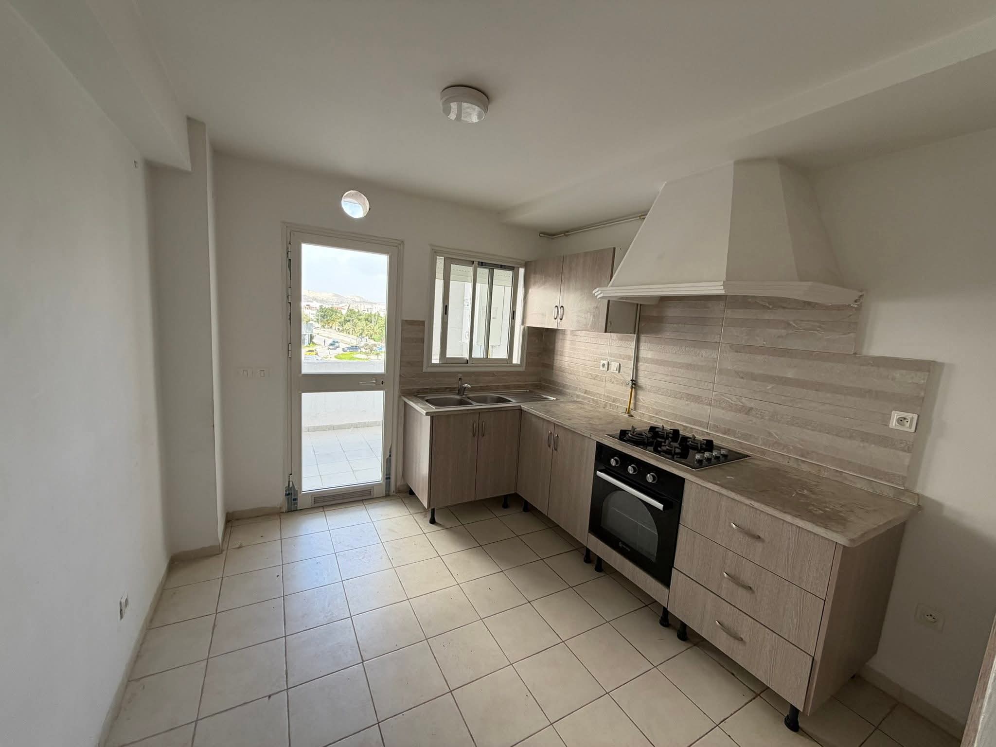 Ariana Ville&nbsp;Riadh Landlous&nbsp;Location&nbsp;Appart. 4 pi�ces&nbsp;S3 riadh andalous 1400d