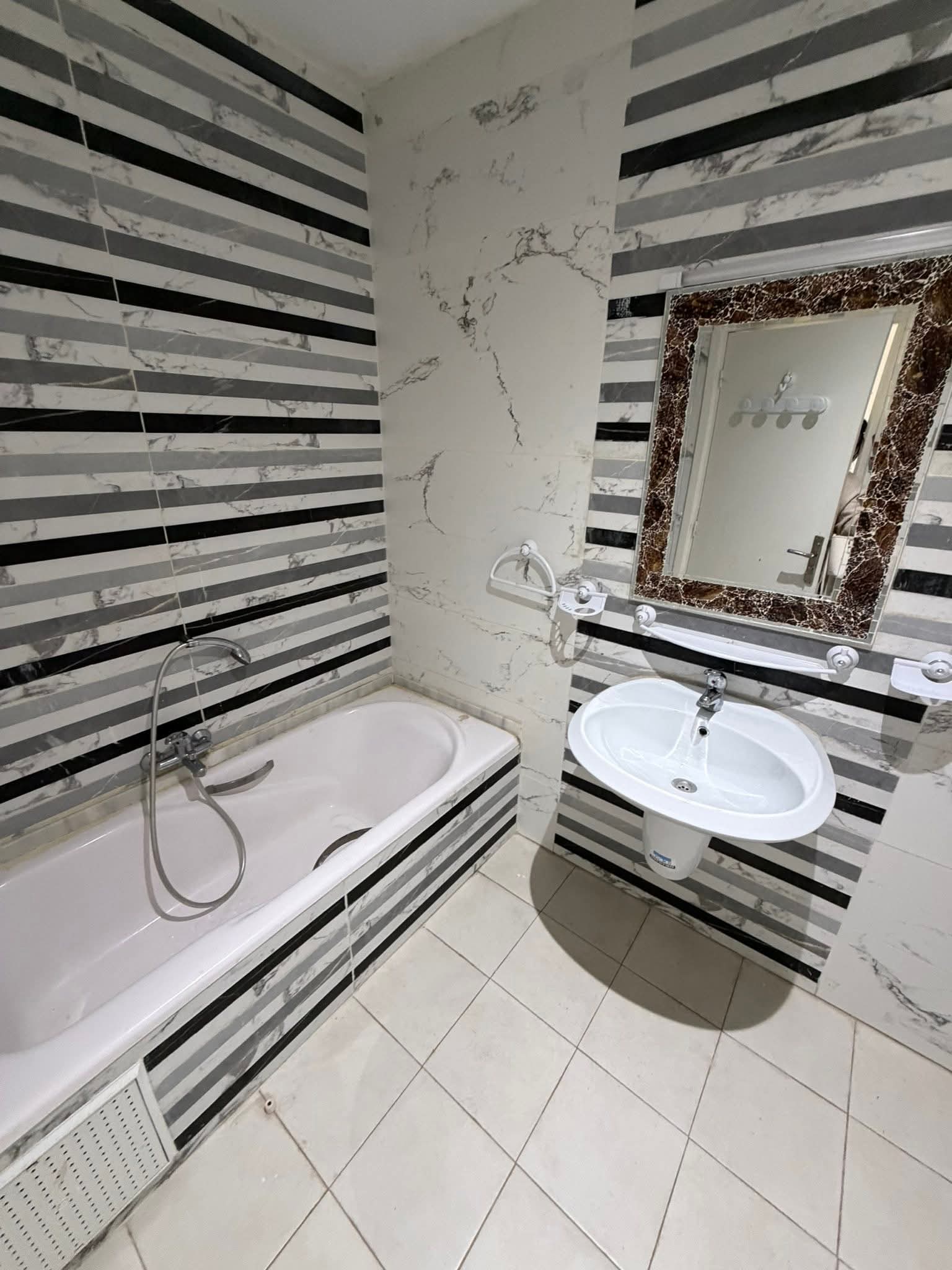 Ariana Ville&nbsp;Riadh Landlous&nbsp;Location&nbsp;Appart. 4 pi�ces&nbsp;S3 riadh andalous 1400d