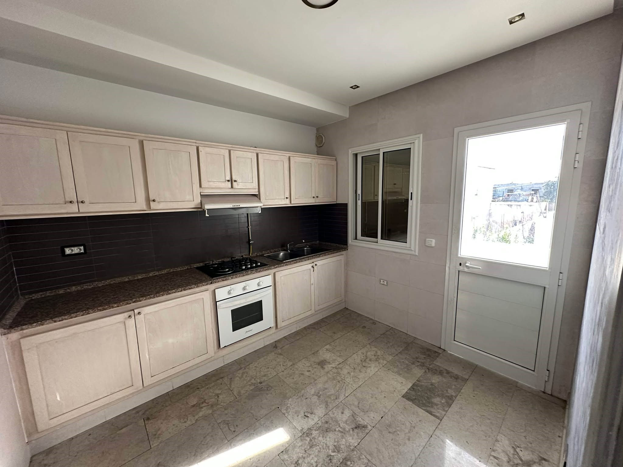 Ben Arous&nbsp;Ben Arous&nbsp;Location&nbsp;Appart. 2 pi�ces&nbsp;Un appartement s2 hs � ben arous