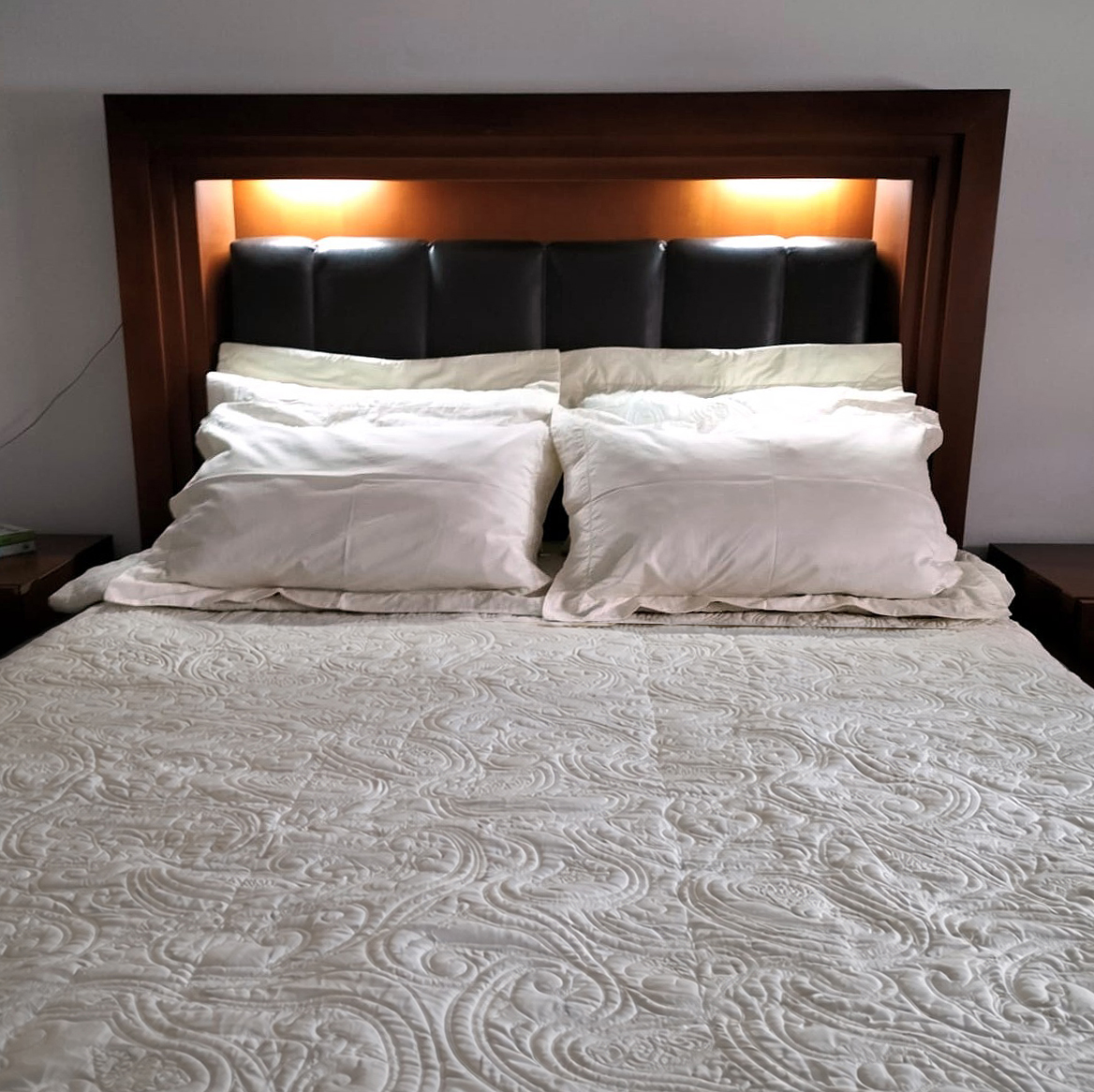 Ariana Ville&nbsp;Cite Ennasr 2&nbsp;Chambres � coucher&nbsp;Chambres � coucher&nbsp;Lit double 2tables de nuit 1commode bon prix