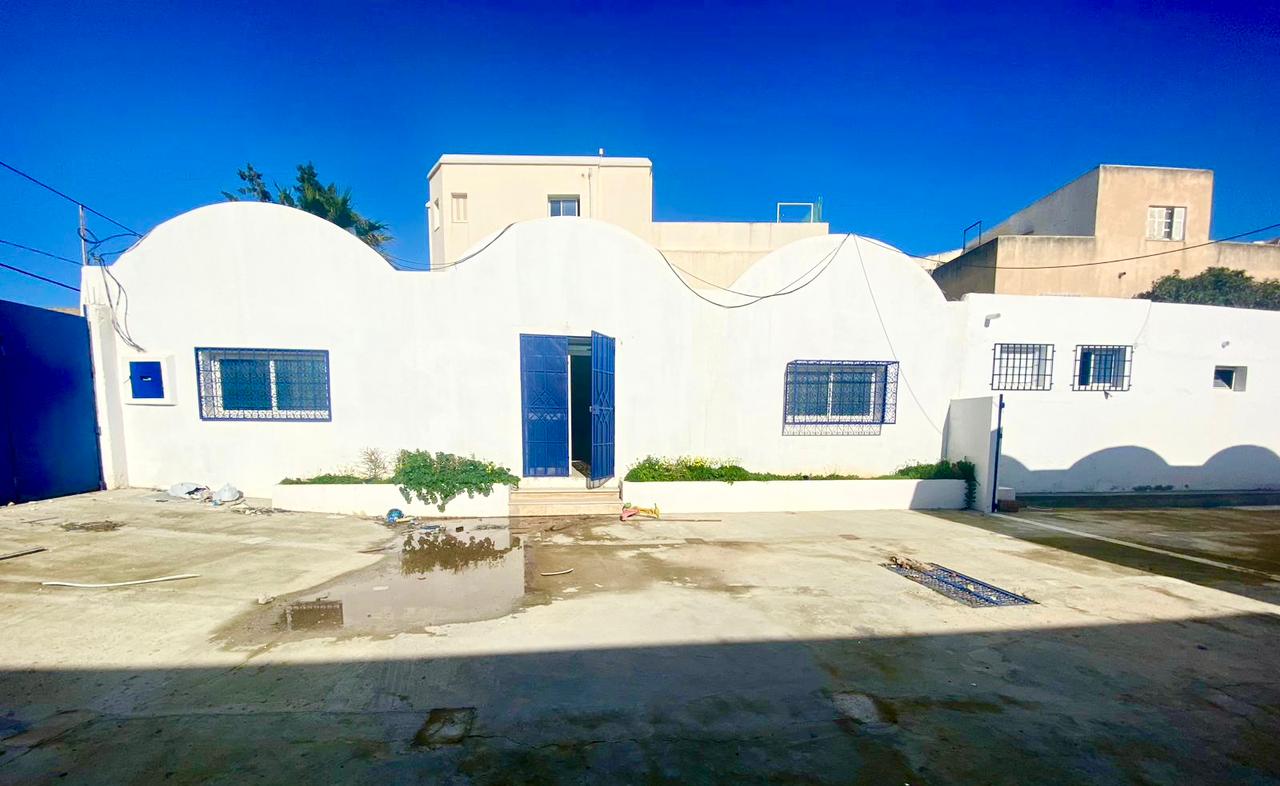 La Soukra&nbsp;La Soukra&nbsp;Bureaux & Commerces&nbsp;Atelier,Garage&nbsp;D�p�t avec showroom � la soukra