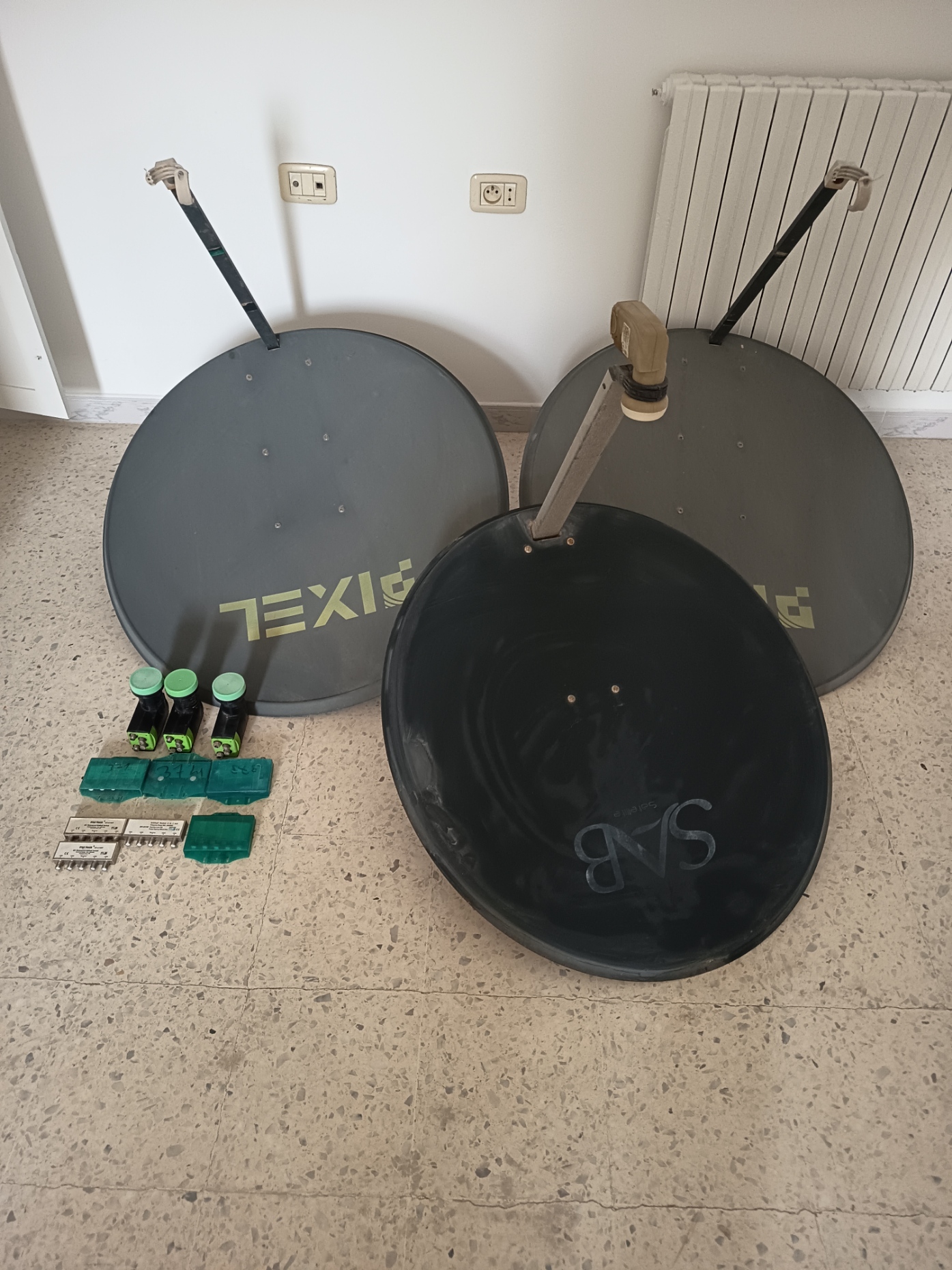 Monastir&nbsp;Cite El Faouz&nbsp;Parabole et r�cepteur&nbsp;Parabole&nbsp;Parabole galvanis�e 90 cm et accessoires