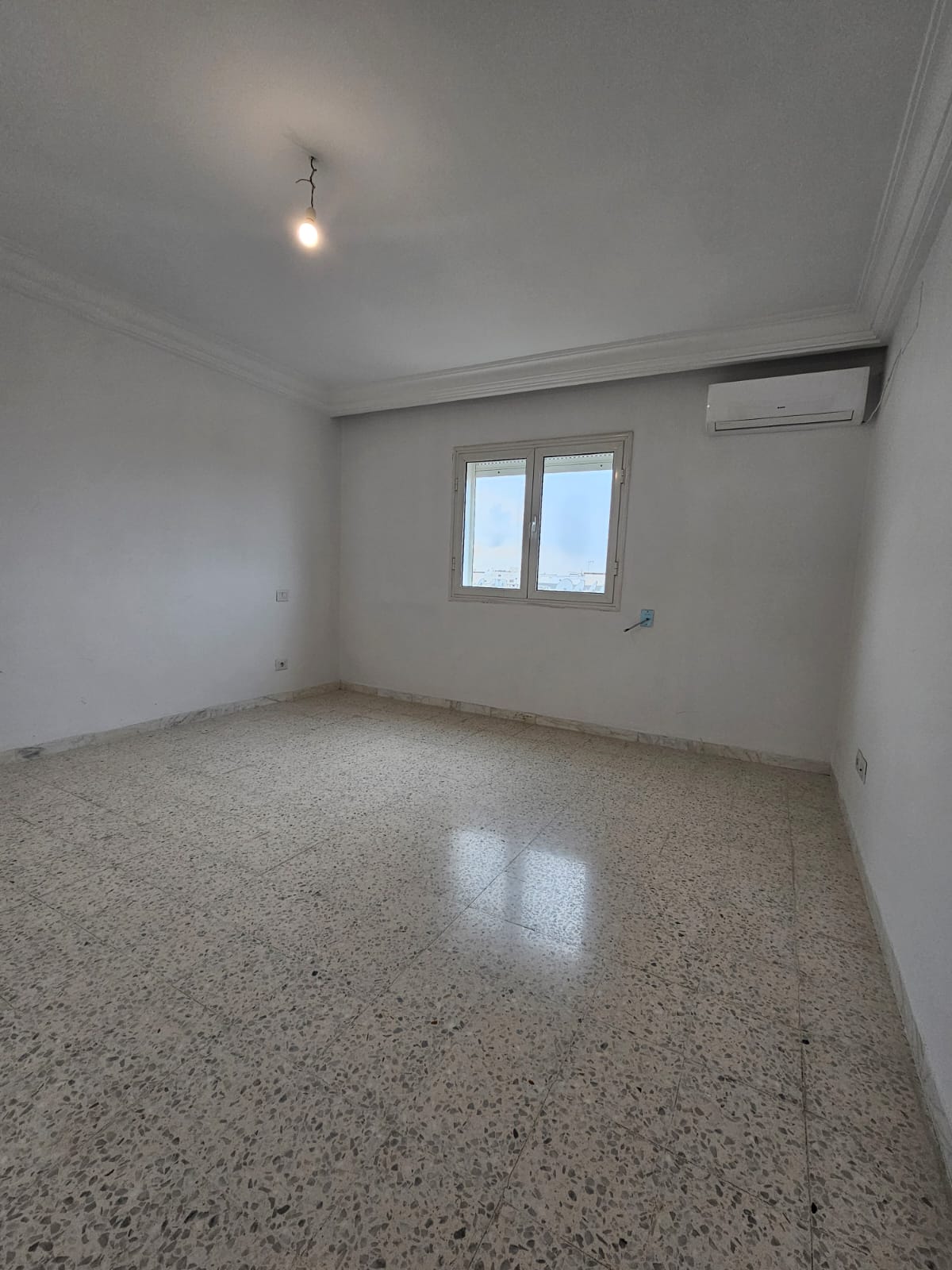 Ain Zaghouan&nbsp;Ain Zaghouan&nbsp;Location&nbsp;Appart. 2 pi�ces&nbsp;S plus un bien orient� � l'aouina