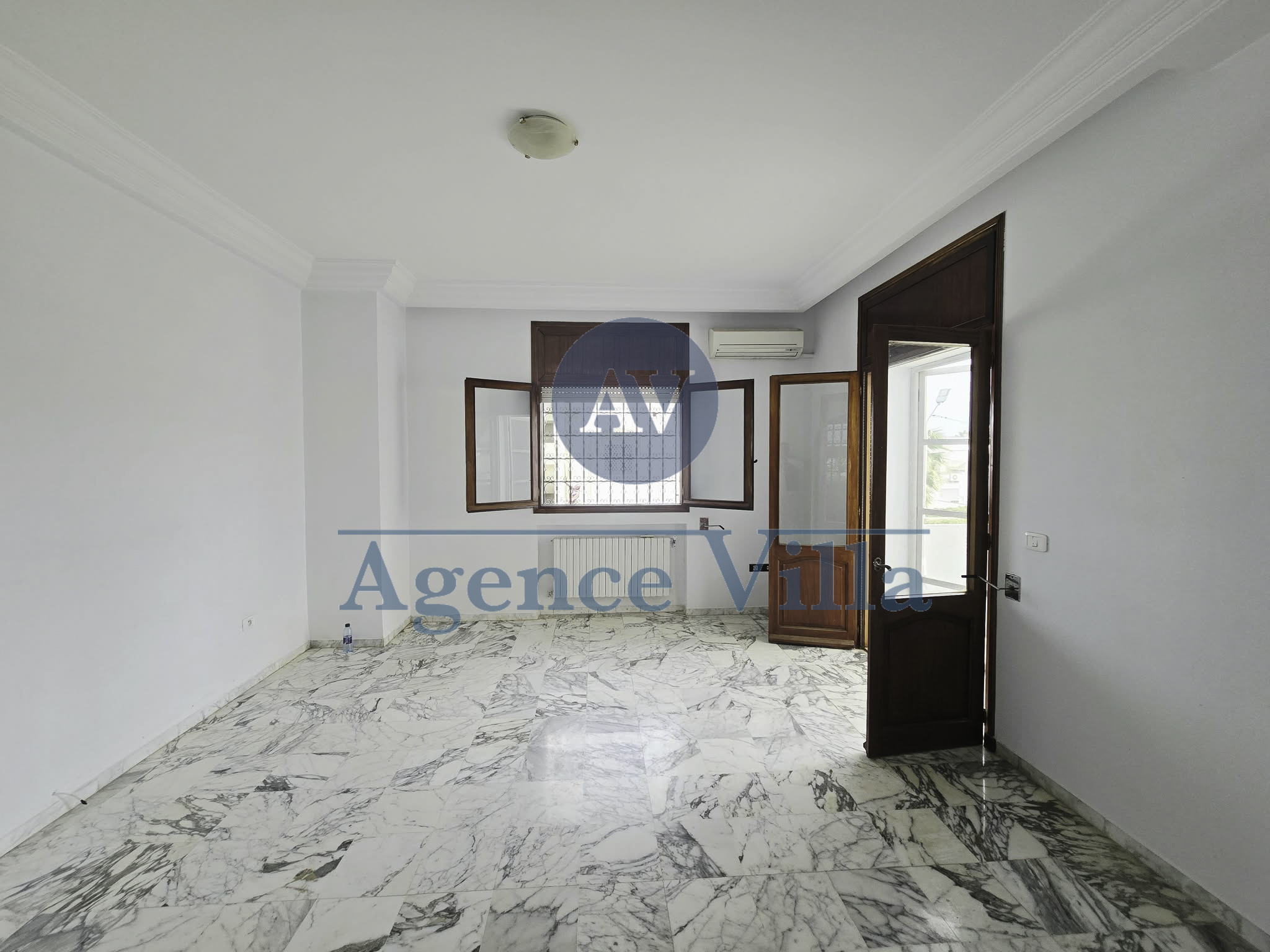 La Marsa&nbsp;Marsa Ennassim&nbsp;Location&nbsp;Appart. 5 pi�ces+&nbsp;Villa s4 avec jardin � la marsa