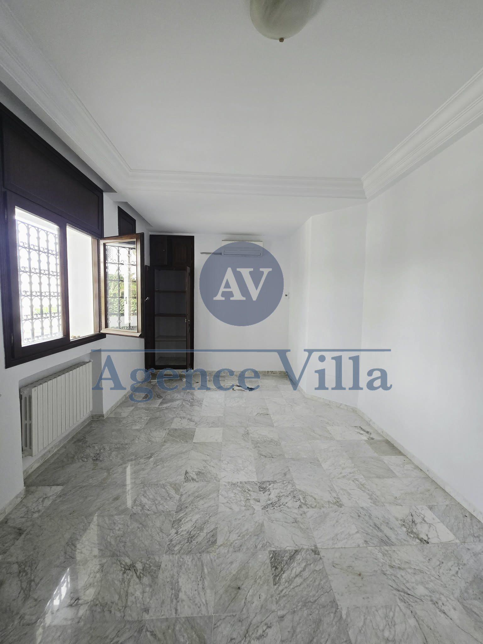 La Marsa&nbsp;Marsa Ennassim&nbsp;Location&nbsp;Appart. 5 pi�ces+&nbsp;Villa s4 avec jardin � la marsa