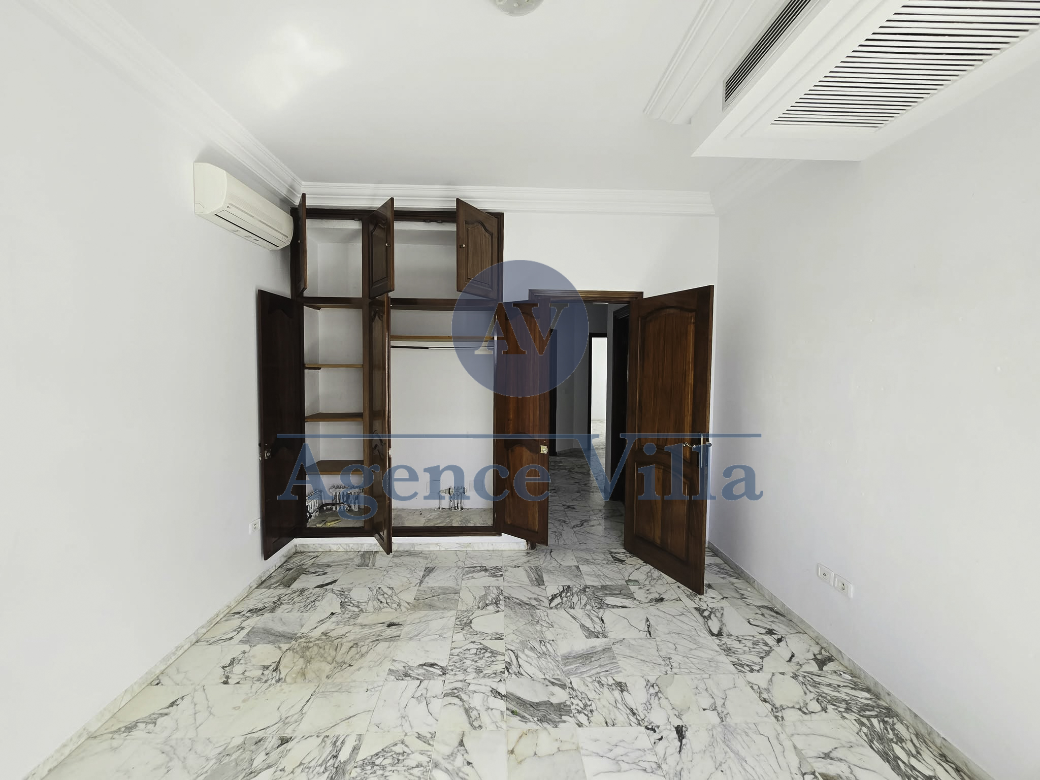 La Marsa&nbsp;Marsa Ennassim&nbsp;Location&nbsp;Appart. 5 pi�ces+&nbsp;Villa s4 avec jardin � la marsa