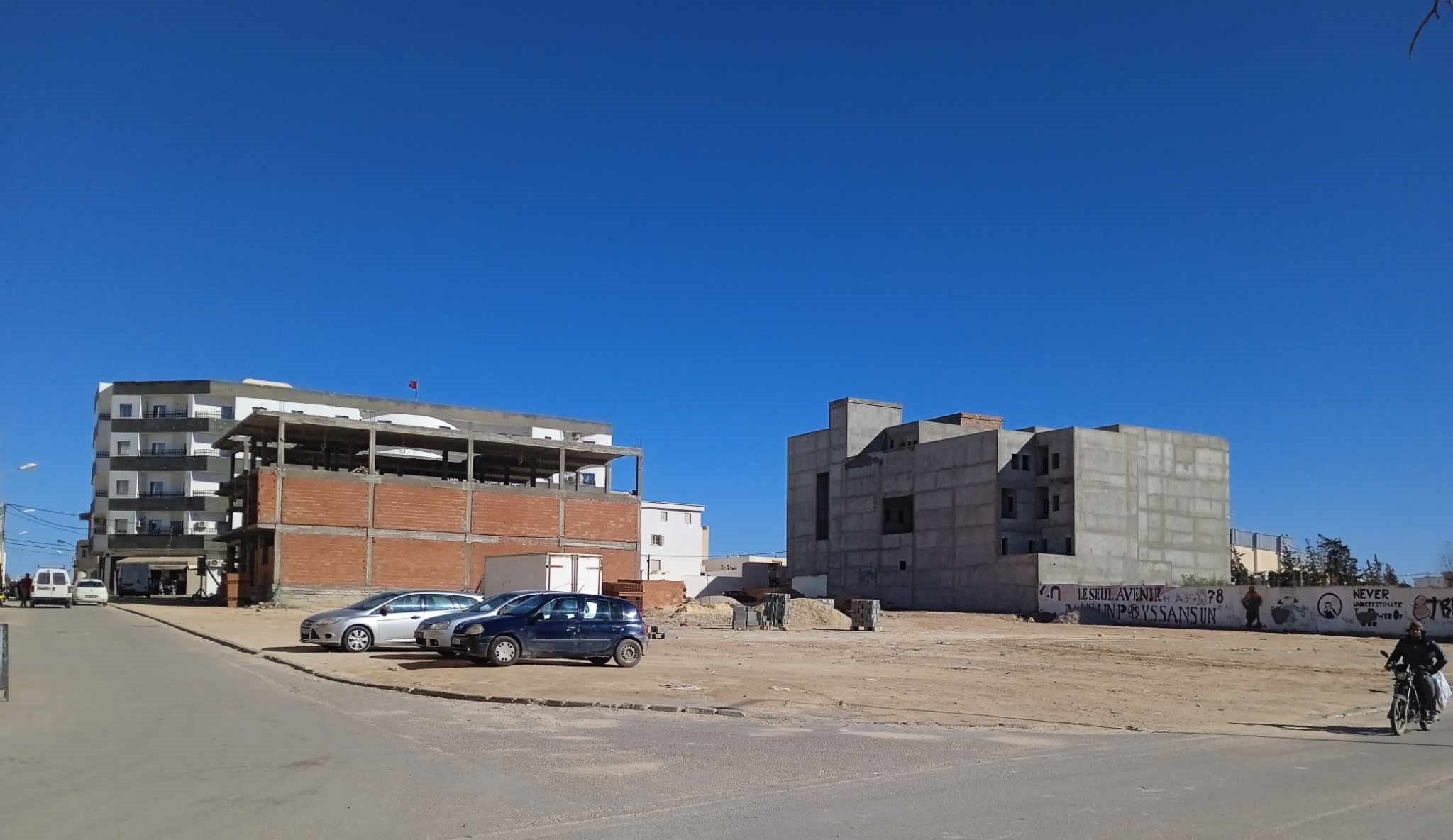 Gabes Sud&nbsp;Sidi Boulbaba&nbsp;Terrain&nbsp;Terrain nu&nbsp;En plein centre campus universitaire