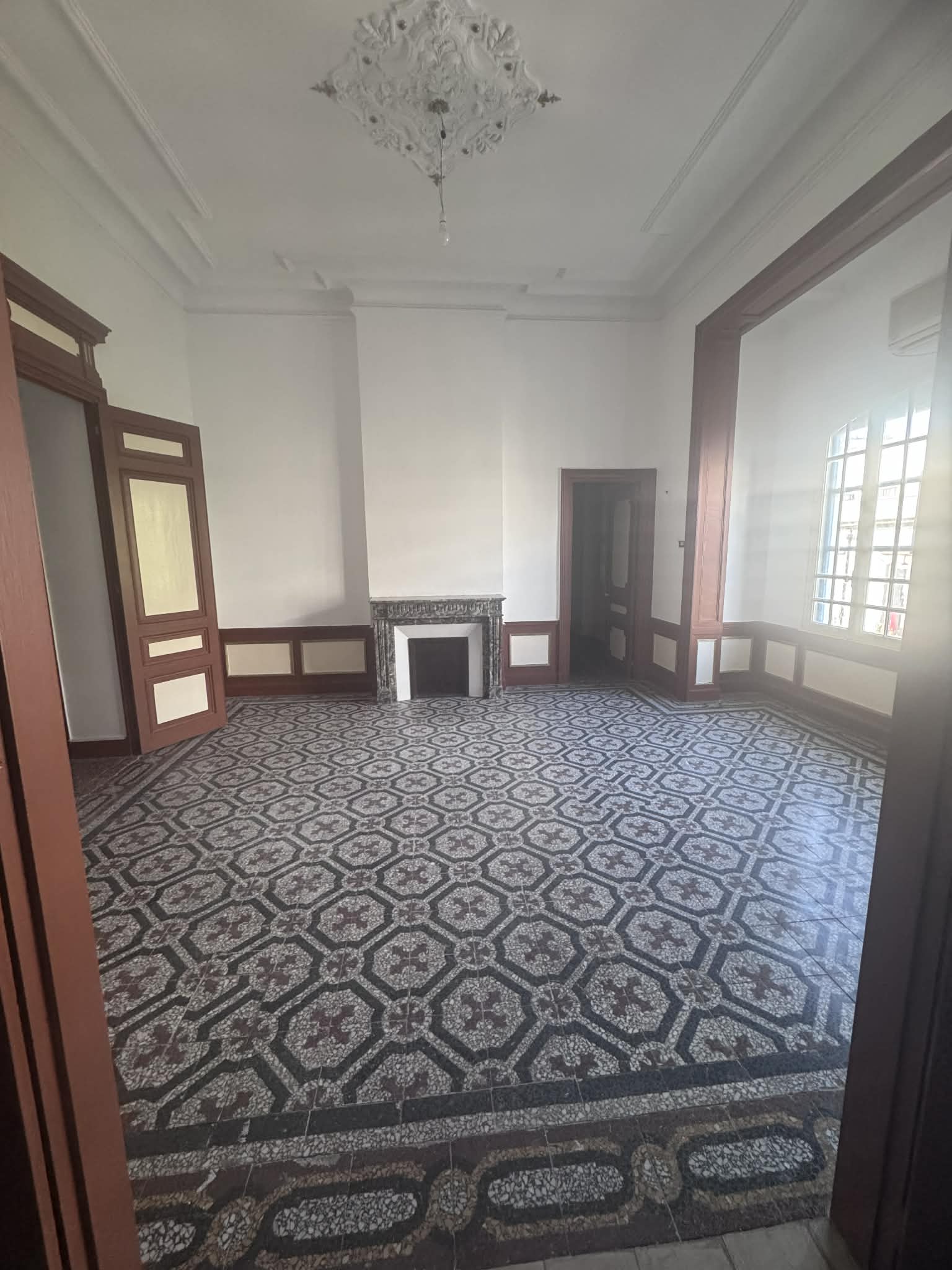 Bab Bhar&nbsp;Bab Bhar&nbsp;Vente&nbsp;Appart. 5 pi�ces+&nbsp;Un grand appartement � la place de barcelone