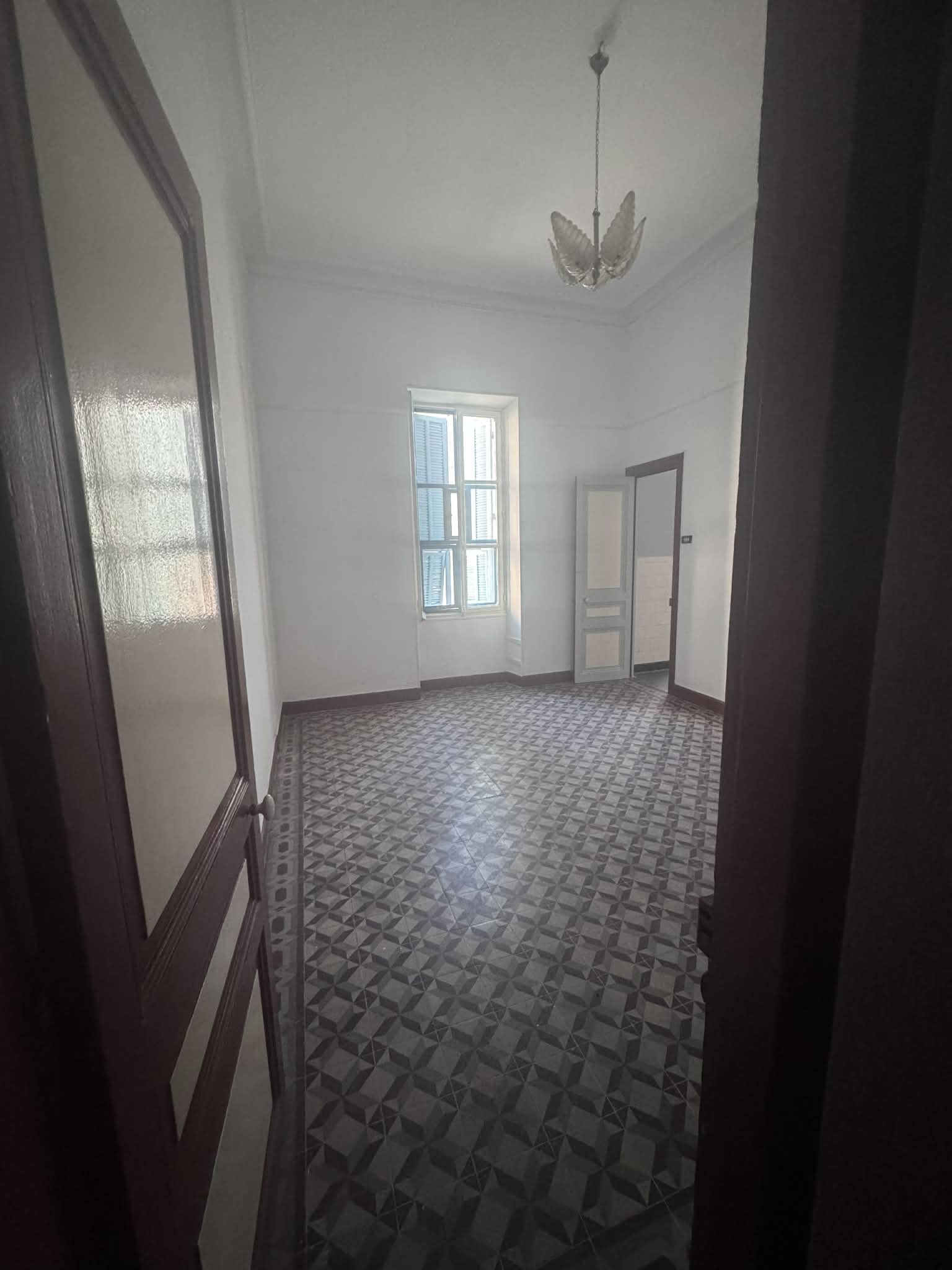 Bab Bhar&nbsp;Bab Bhar&nbsp;Vente&nbsp;Appart. 5 pi�ces+&nbsp;Un grand appartement � la place de barcelone