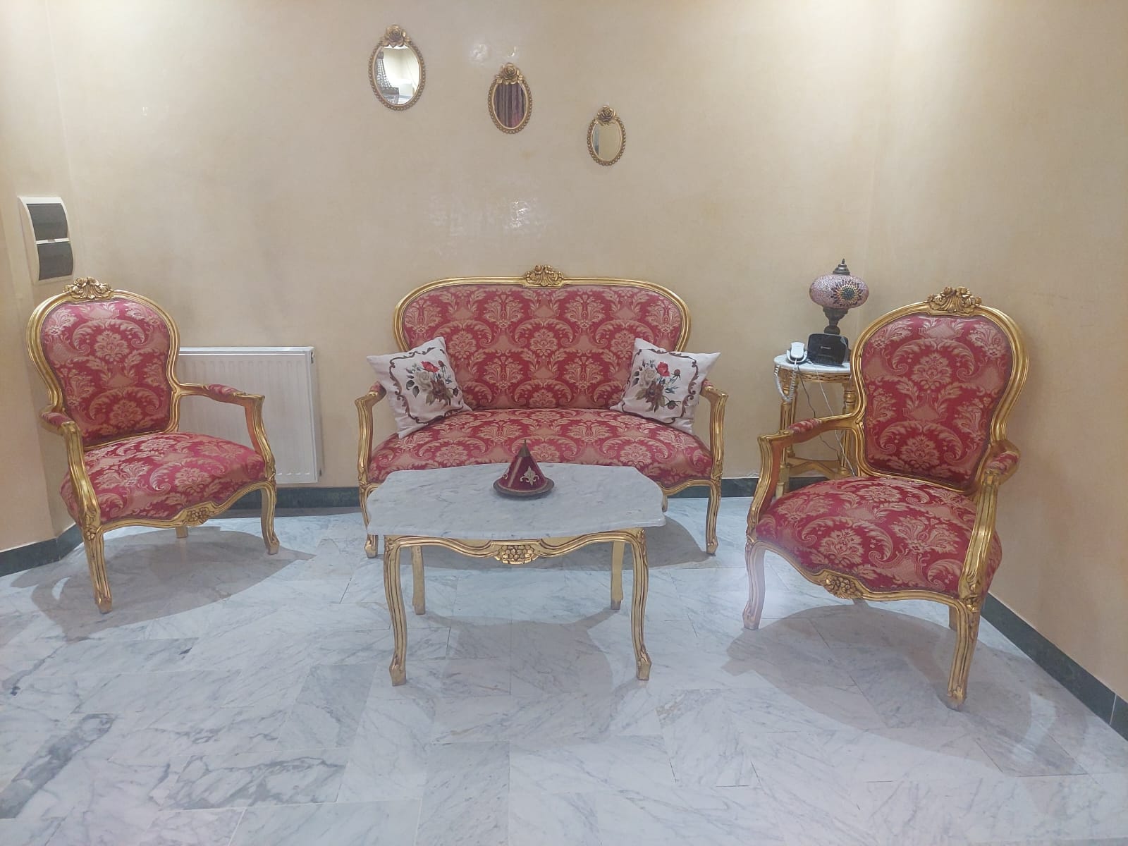 Bou Mhel El Bassatine&nbsp;Bou Mhel&nbsp;Salon - Salle � manger &nbsp;Salons&nbsp;Sallon et deux tables