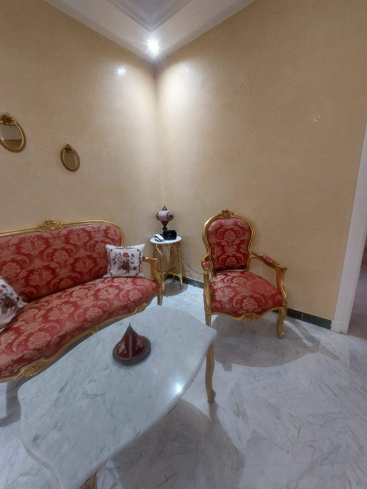 Bou Mhel El Bassatine&nbsp;Bou Mhel&nbsp;Salon - Salle � manger &nbsp;Salons&nbsp;Sallon et deux tables
