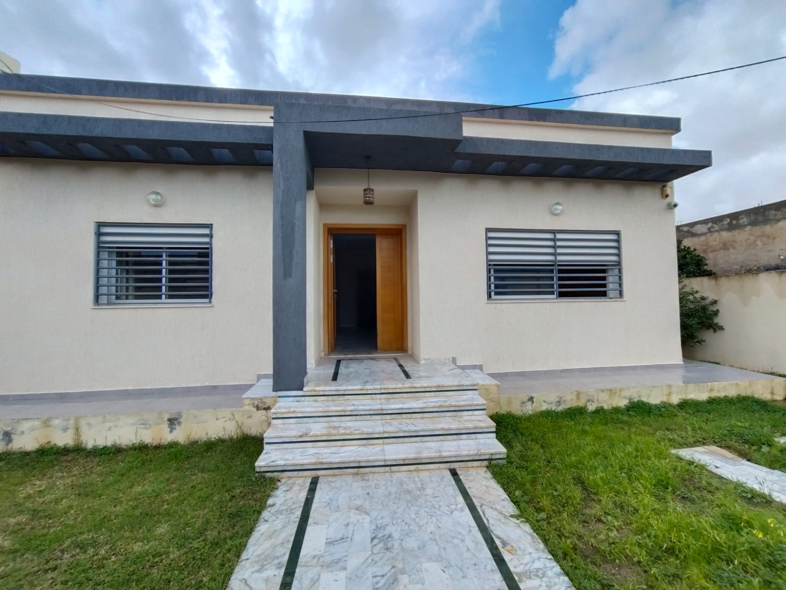 Raoued&nbsp;Borj Touil&nbsp;Location&nbsp;Appart. 5 pi�ces+&nbsp;Borj touil loc villa