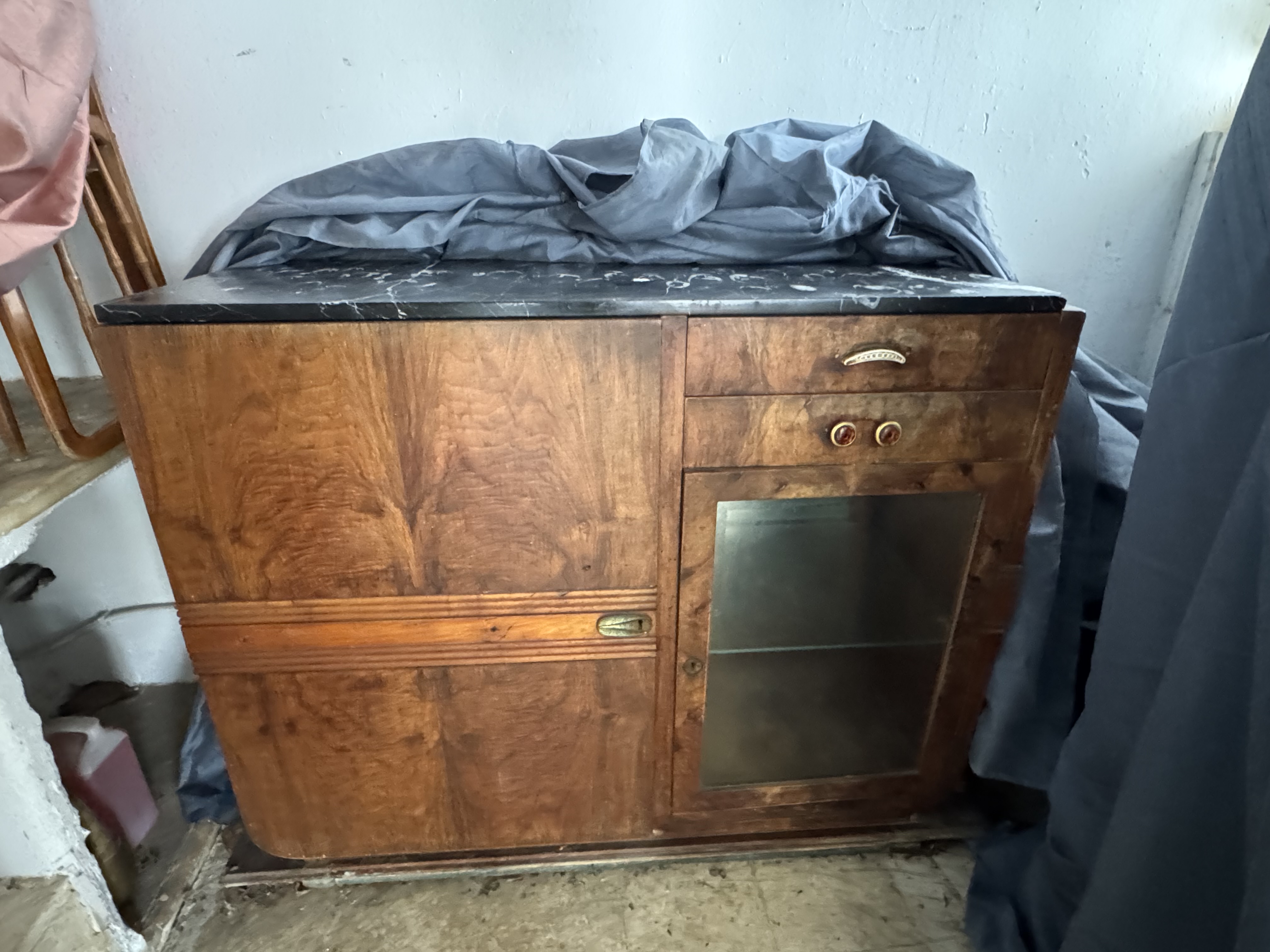 Ariana Ville&nbsp;El Menzah 5&nbsp;Salon - Salle � manger &nbsp;Salle � manger&nbsp;Lot de meubles anciens en bois massif