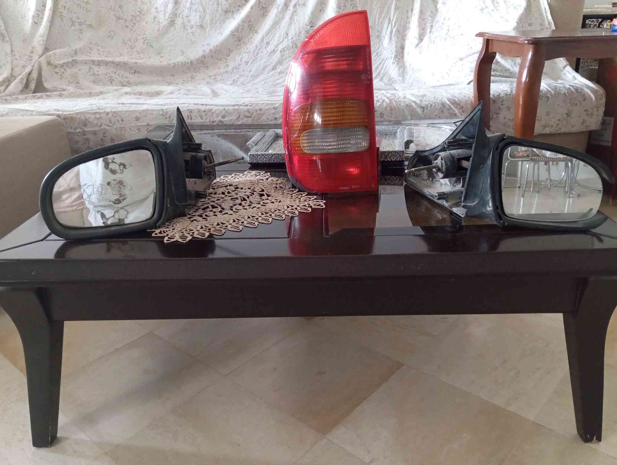 El Menzah&nbsp;El Manar 1&nbsp;Accessoires et Entretien&nbsp;Autres Accessoires Auto&nbsp;2 r�troviseurs et feu arri�re opel