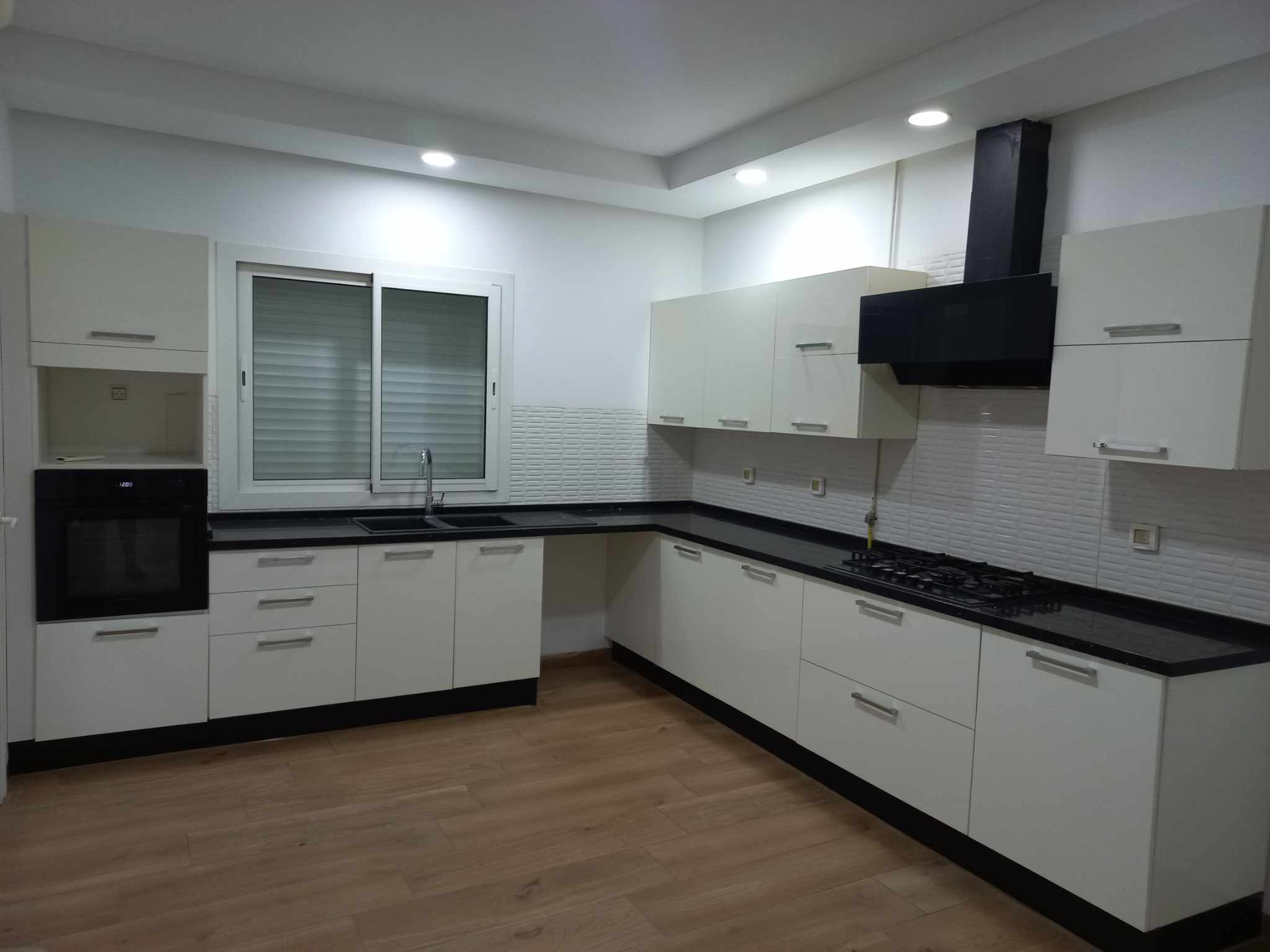 La Soukra&nbsp;La Soukra&nbsp;Location&nbsp;Appart. 2 pi�ces&nbsp;S2 spacieux pas loin du closerie ain zaghouan