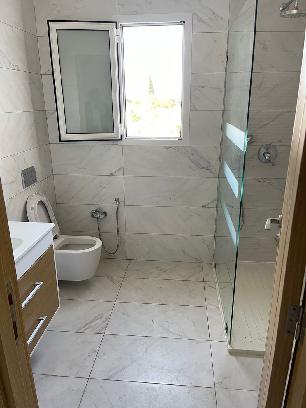 La Soukra&nbsp;La Soukra&nbsp;Location&nbsp;Appart. 2 pi�ces&nbsp;S2 spacieux pas loin du closerie ain zaghouan