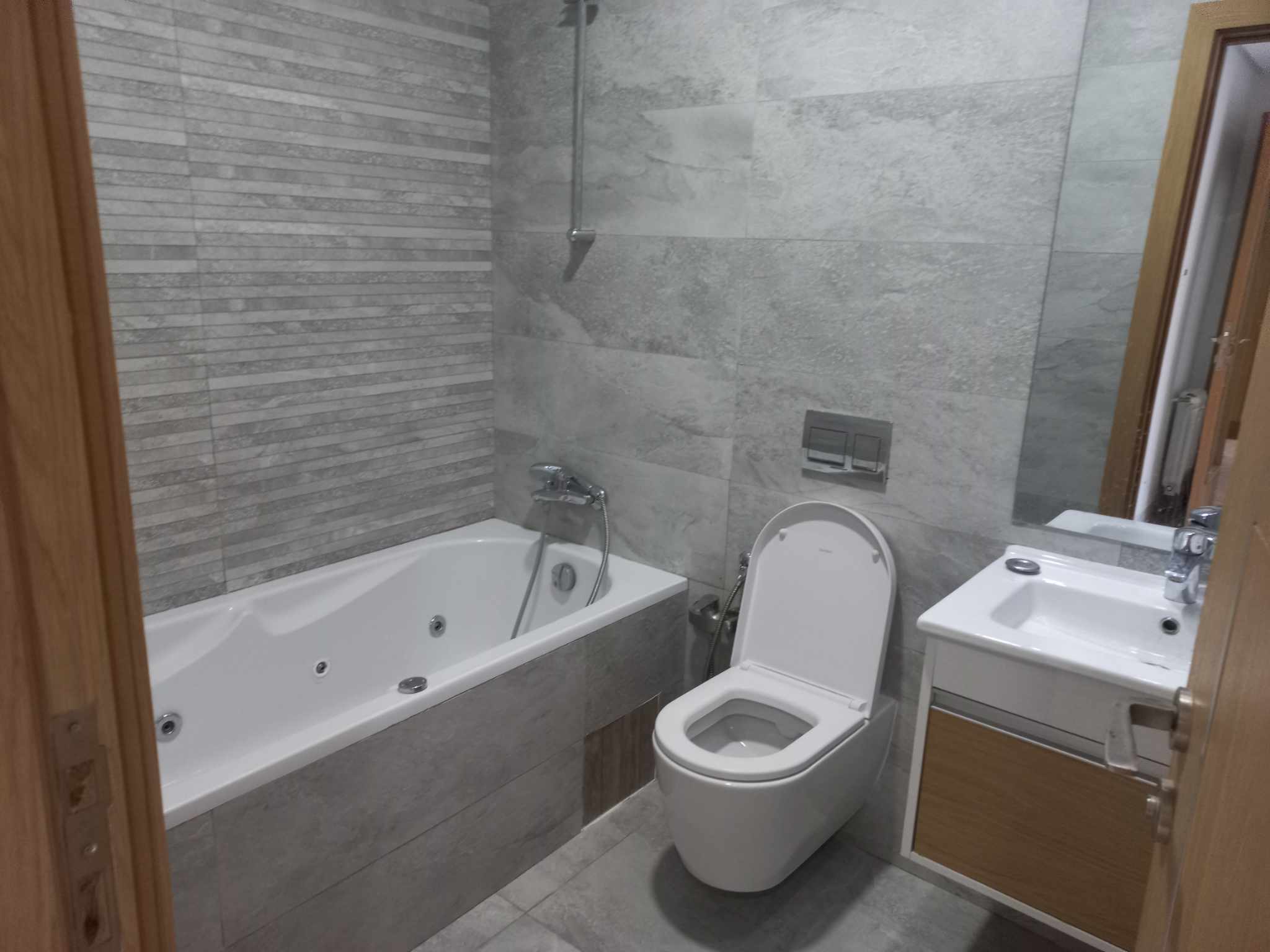 La Soukra&nbsp;La Soukra&nbsp;Location&nbsp;Appart. 2 pi�ces&nbsp;S2 spacieux pas loin du closerie ain zaghouan