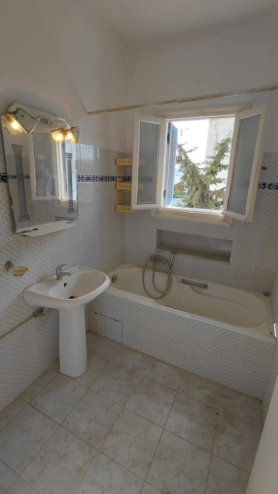 Cite El Khadra&nbsp;Cite El Khadra&nbsp;Location&nbsp;Appart. 3 pi�ces&nbsp;S plus 2 a la cit� el khadhra wb4450