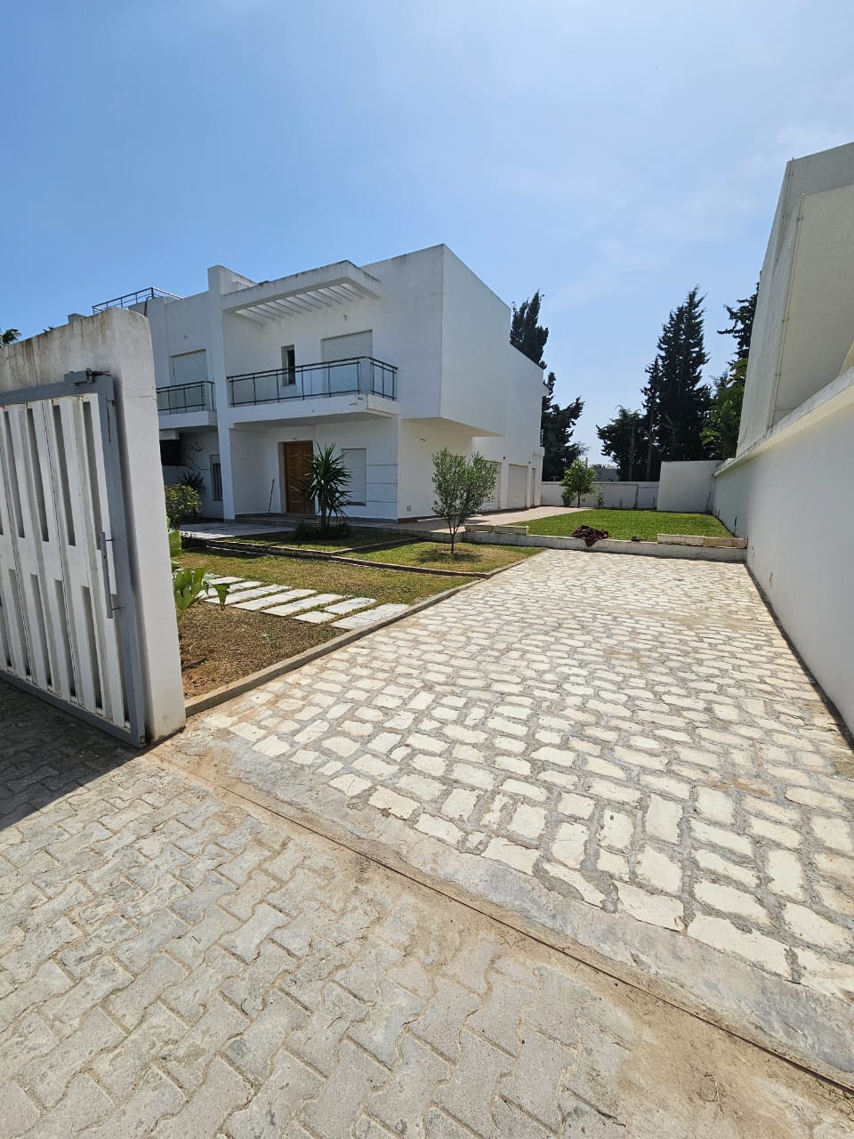 Ain Zaghouan&nbsp;Ain Zaghouan&nbsp;Location&nbsp;Appart. 4 pi�ces&nbsp;Une belle villa tr�s spacieuse la nv soukra
