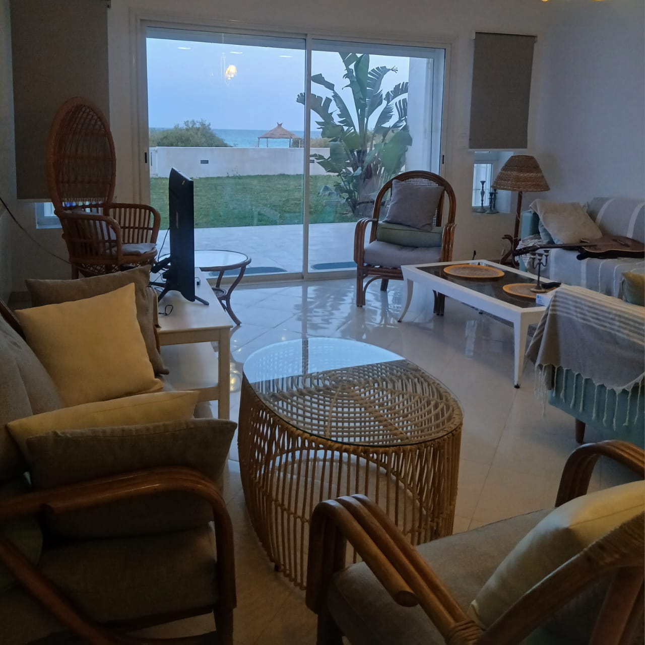 Hammam El Ghezaz&nbsp;Ezzahra&nbsp;Location&nbsp;Appart. 4 pi�ces&nbsp;Villa  pied dans l'eau � ezzahra k�libia