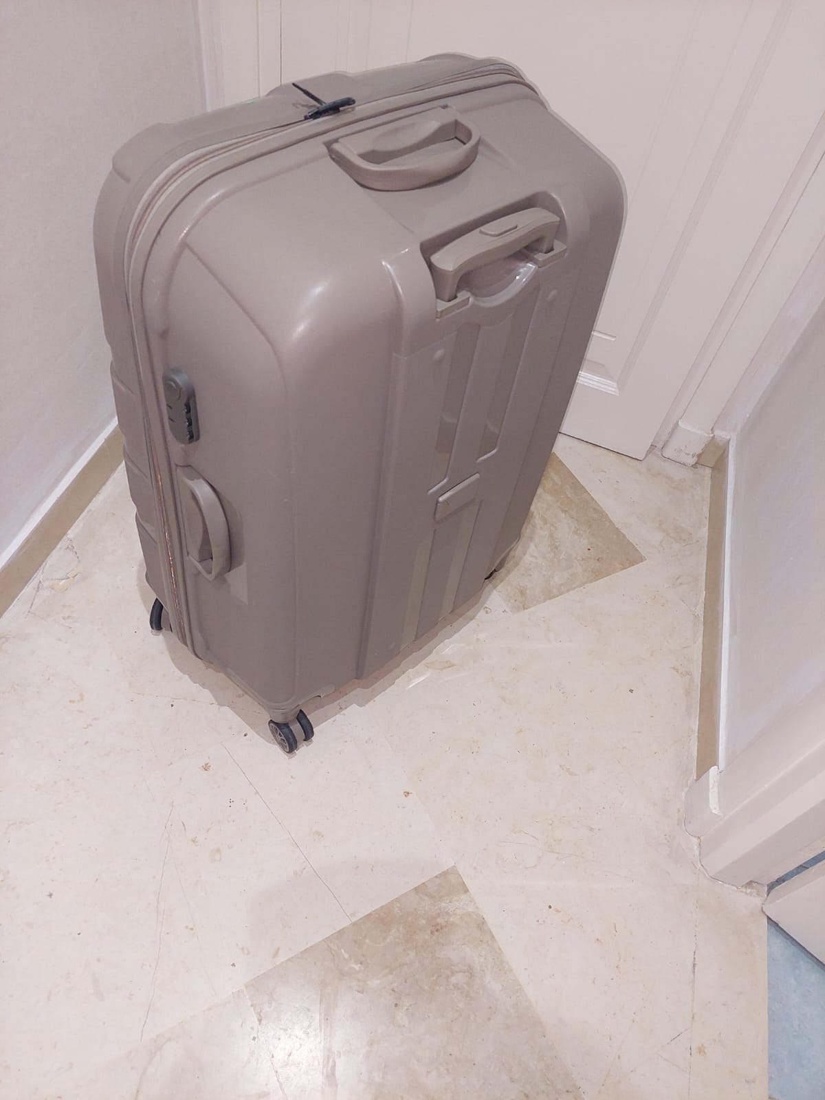 Bou Mhel El Bassatine&nbsp;Bou Mhel&nbsp;Autre&nbsp;Autre&nbsp;Av valise incassable