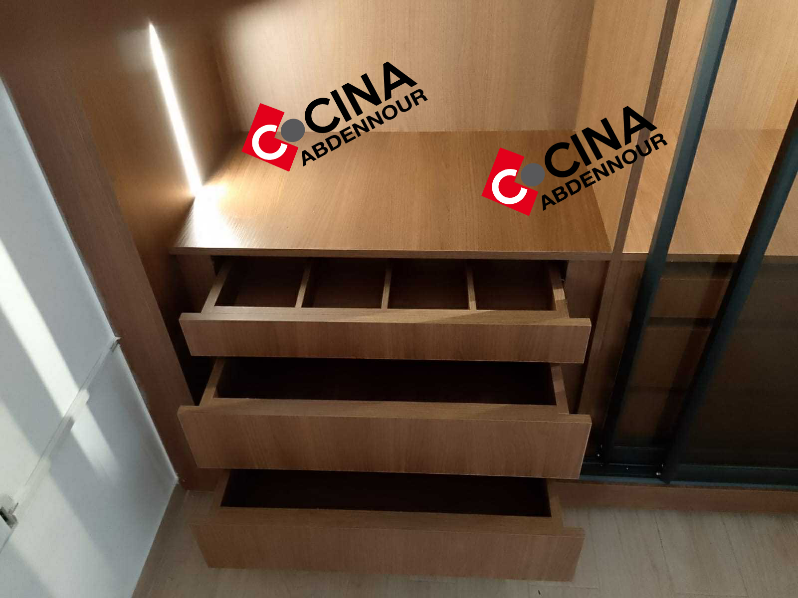 La Soukra&nbsp;Sidi Frej&nbsp;Chambres � coucher&nbsp;Armoires - Dressing&nbsp;Dressing avec cadre alu noir