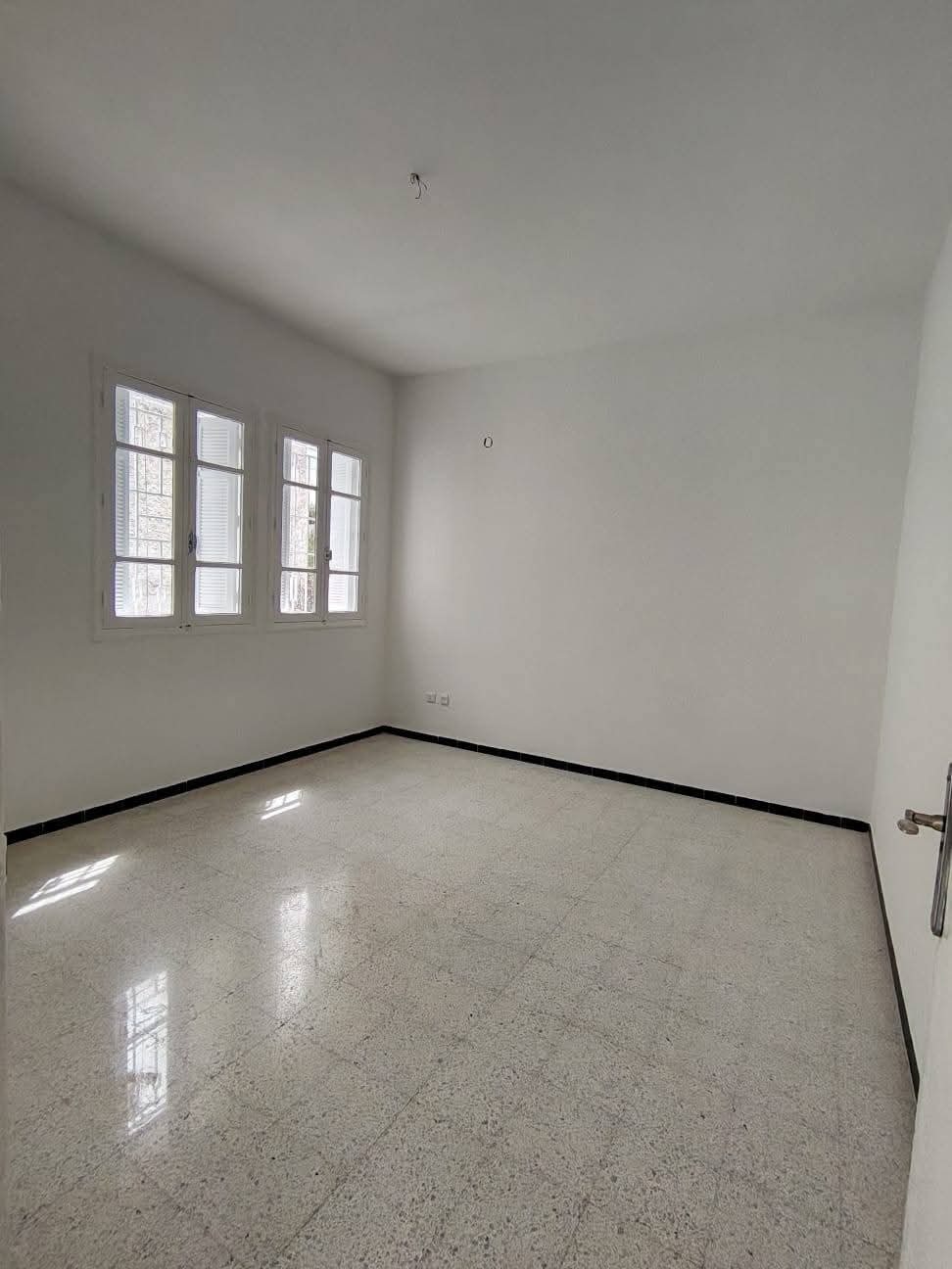 Ariana Ville&nbsp;El Menzah 7&nbsp;Location&nbsp;Appart. 4 pi�ces&nbsp;�tage d'une villa s 3 menzah 7