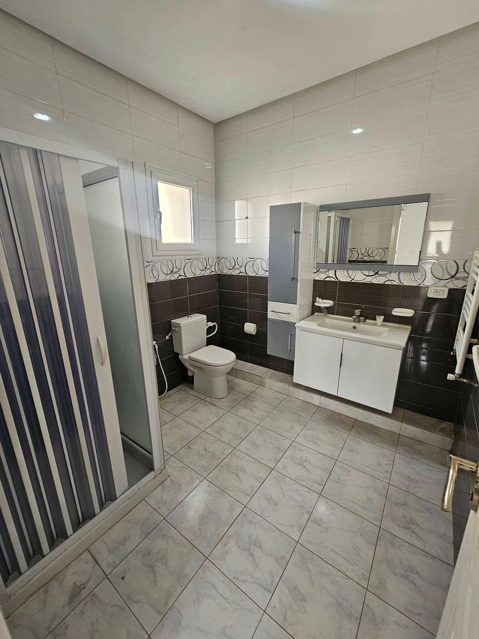 Mnihla&nbsp;Jardins d'el Menzah&nbsp;Location&nbsp;Appart. 5 pi�ces+&nbsp;Etage de villa s4 1800d jardin del menzah 2