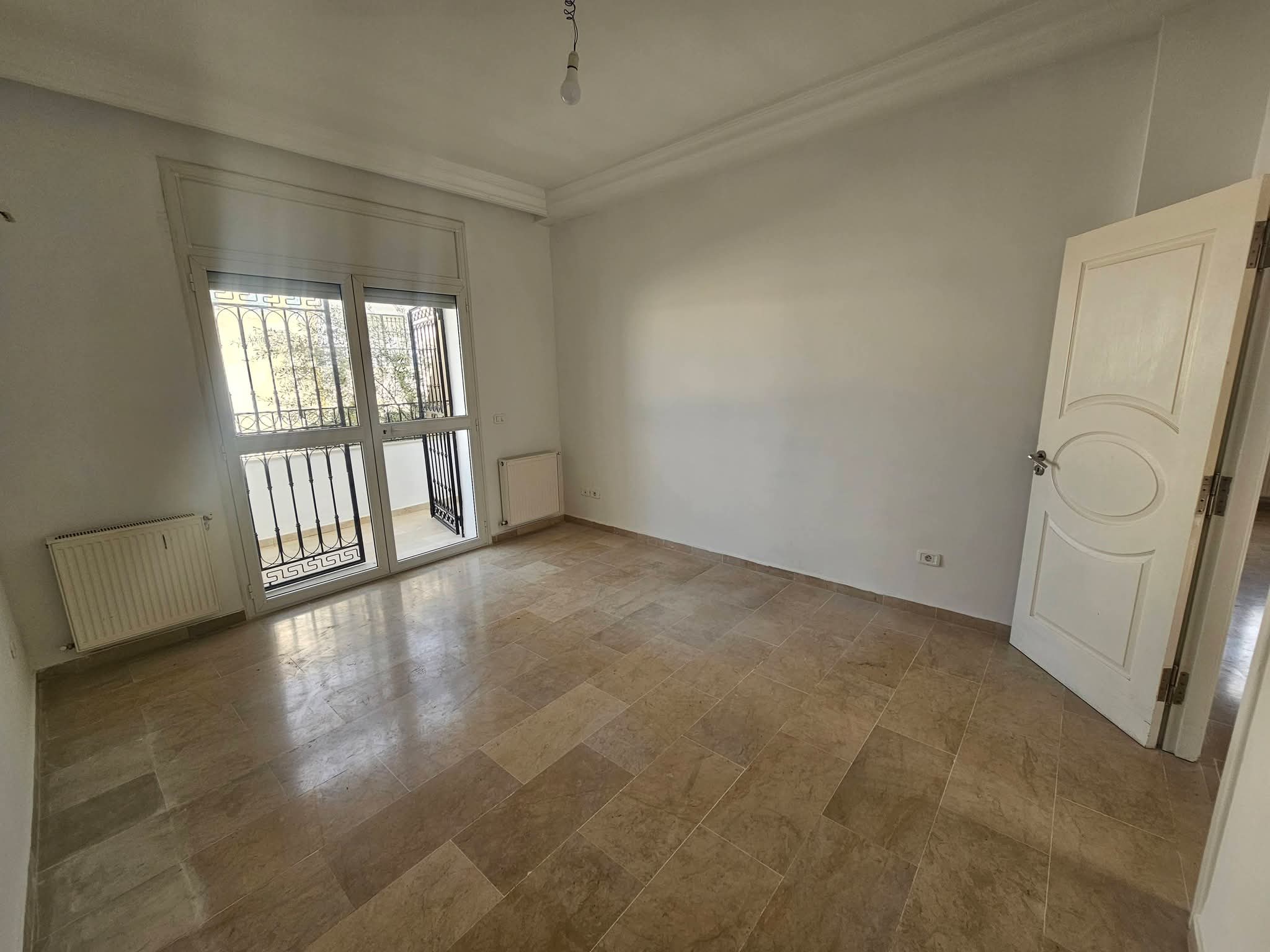 Mnihla&nbsp;Jardins d'el Menzah&nbsp;Location&nbsp;Appart. 5 pi�ces+&nbsp;Etage de villa s4 1800d jardin del menzah 2