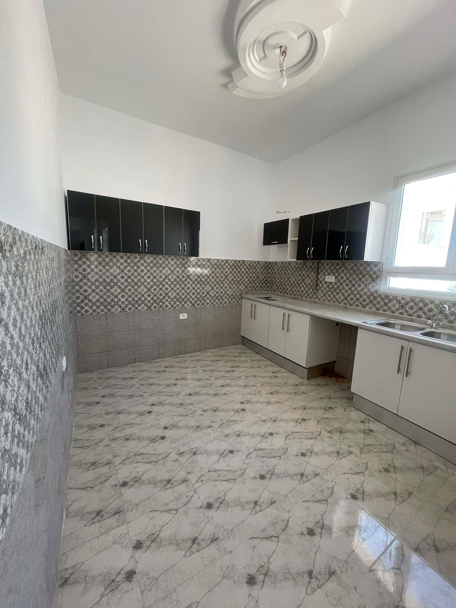 Hammam Chatt&nbsp;Hammam Chatt&nbsp;Location&nbsp;Appart. 2 pi�ces&nbsp;Etage de villa s2 jamais habit�  taher sfar