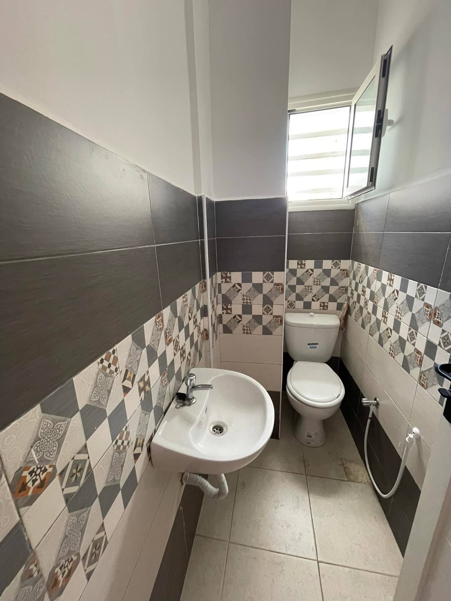 Mnihla&nbsp;Jardins d'el Menzah&nbsp;Bureaux & Commerces&nbsp;Bureau&nbsp;Local commercial jardin del menzah 2 pr�s monoprix