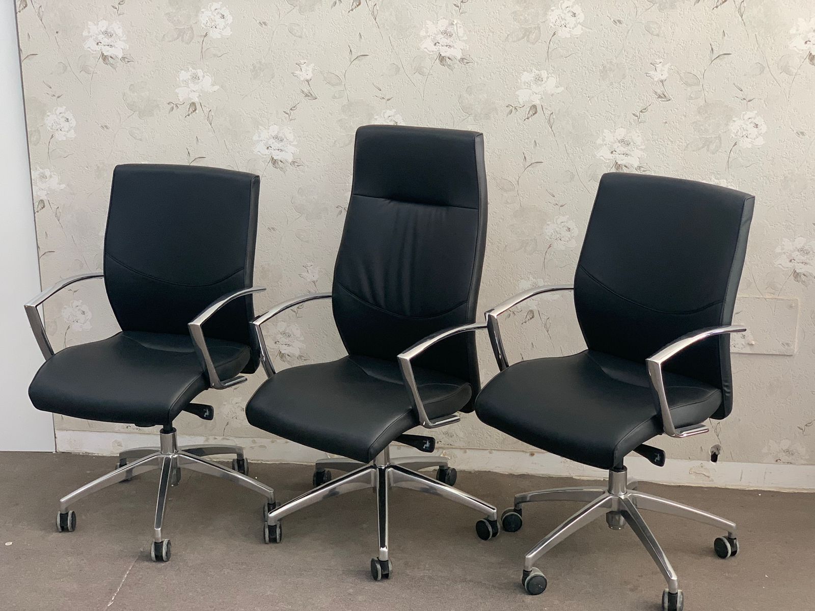 Raoued&nbsp;Ariana Essoughra&nbsp;Meubles de bureau&nbsp;Sieges de Bureau&nbsp;Si�ge direction avec deux siege visiteur neuf