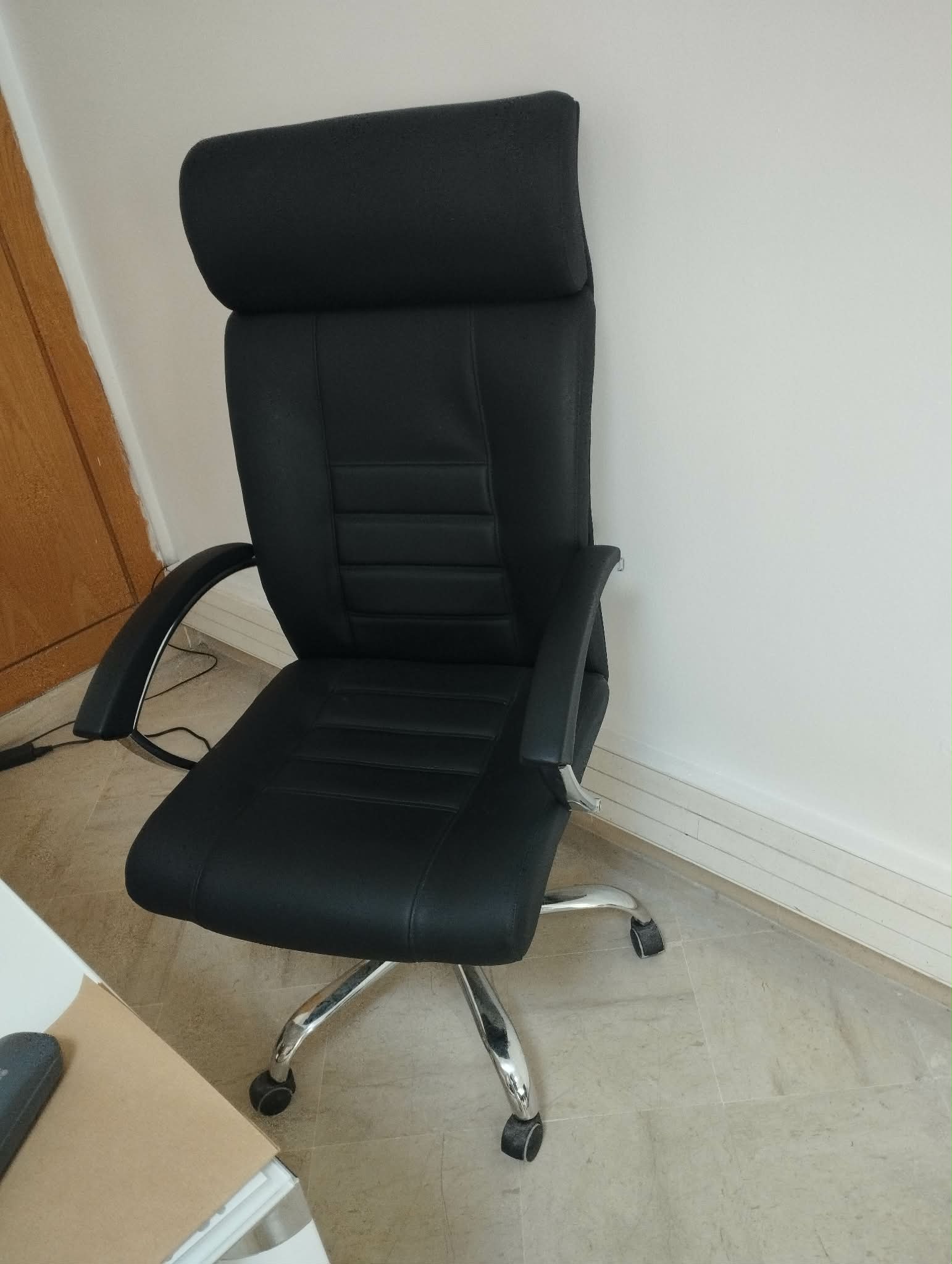 Bou Mhel El Bassatine&nbsp;Bou Mhel&nbsp;Meubles de bureau&nbsp;Bureaux - Tables&nbsp;Chaises et table de bureau