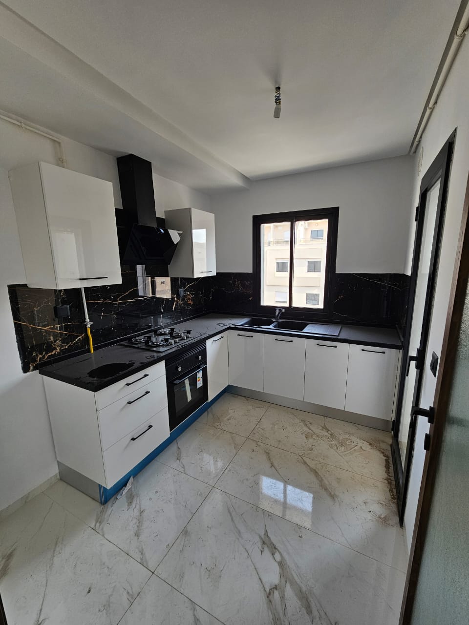 Ain Zaghouan&nbsp;Ain Zaghouan&nbsp;Location&nbsp;Appart. 3 pi�ces&nbsp;S plus deux tr�s propre et lumineux � l'aouina