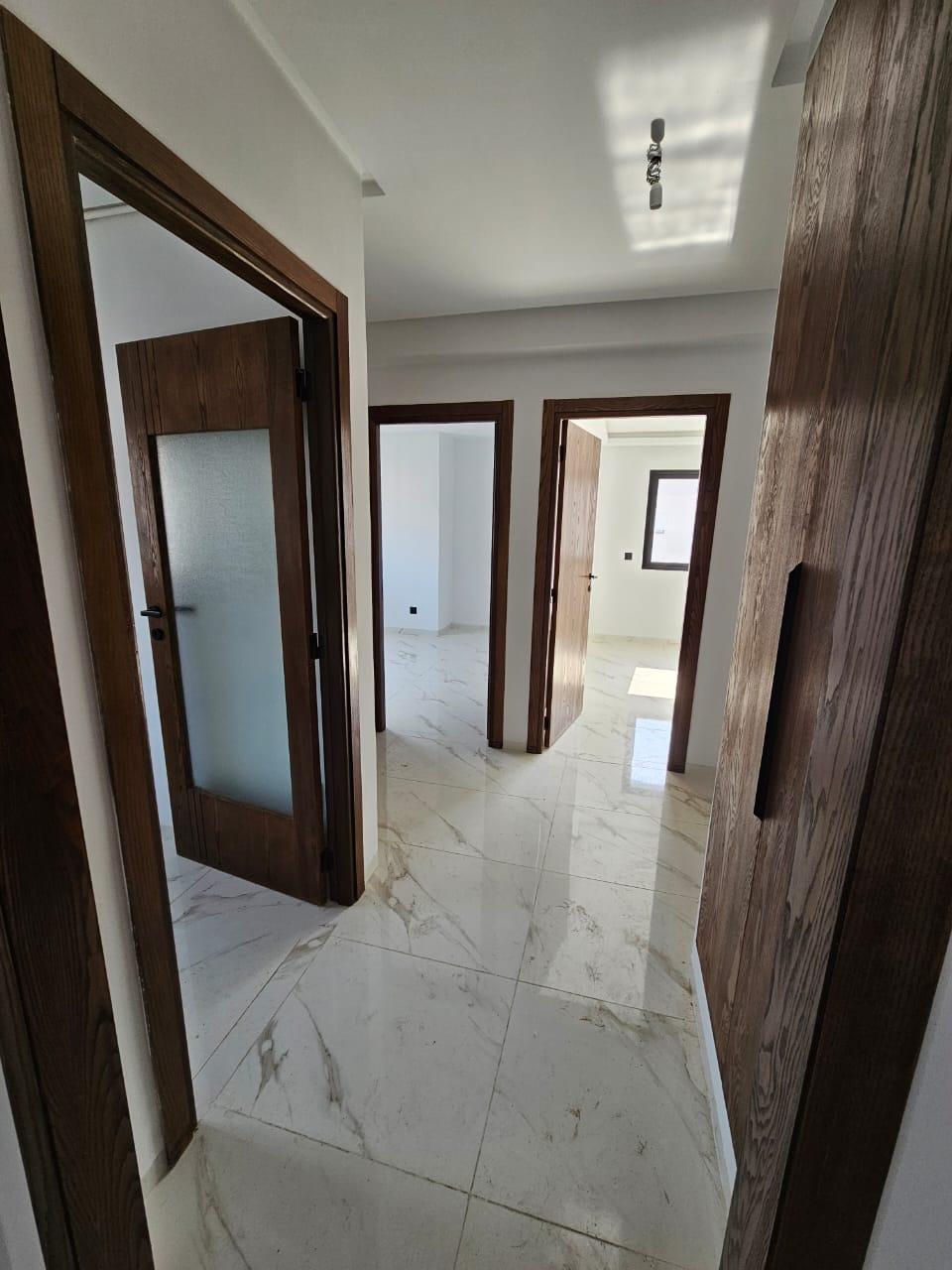 Ain Zaghouan&nbsp;Ain Zaghouan&nbsp;Location&nbsp;Appart. 3 pi�ces&nbsp;S plus deux tr�s propre et lumineux � l'aouina