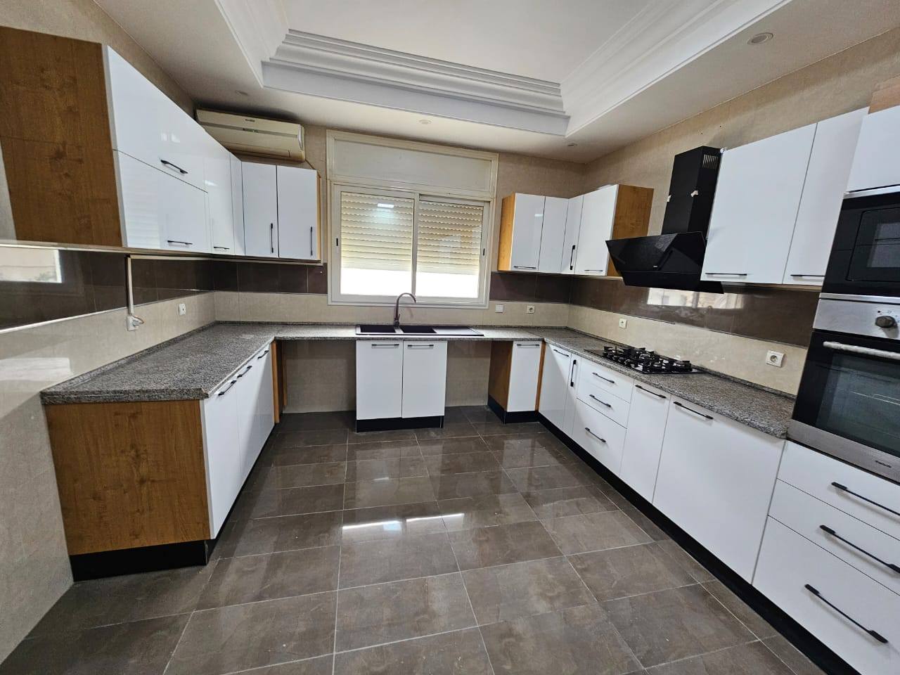 Ariana Ville&nbsp;Cite Ennasr 2&nbsp;Location&nbsp;Appart. 5 pi�ces+&nbsp;Etage de villa � ennaser2